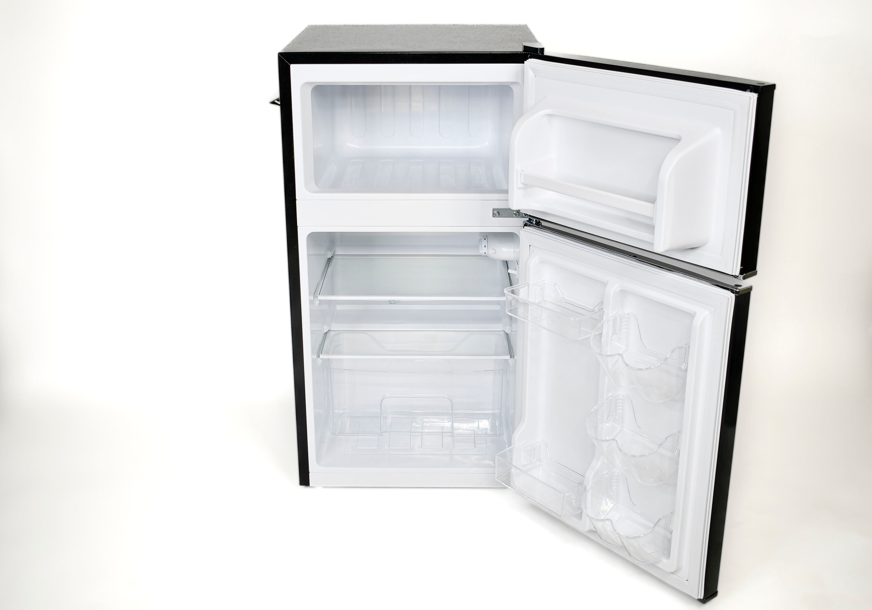 Refrigerador Mini Frigidaire de 3.2 pies cúbicos con congelador (Negro) EFR840-NEGRO
