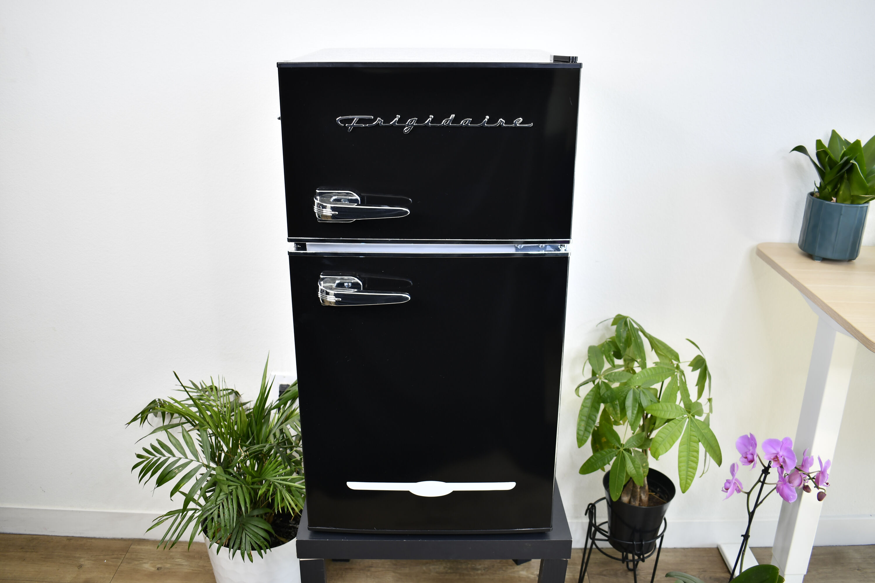 Refrigerador Mini Frigidaire de 3.2 pies cúbicos con congelador (Negro) EFR840-NEGRO