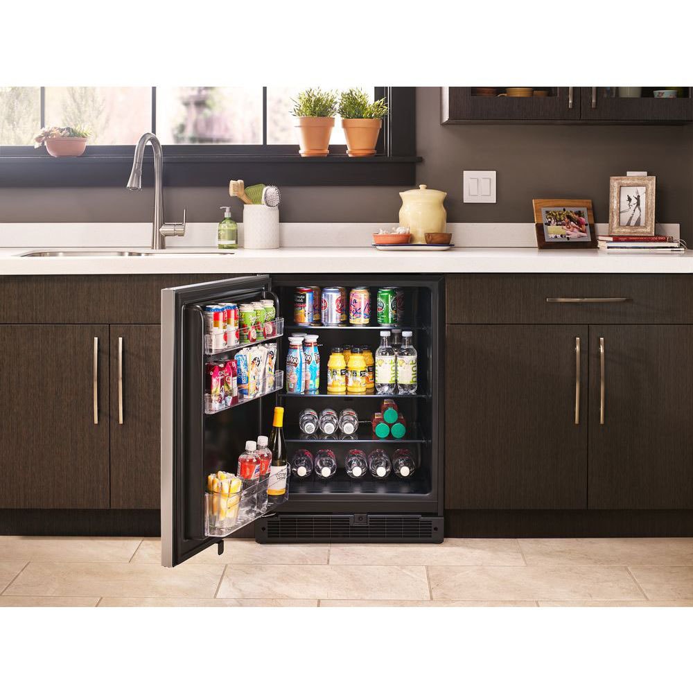 Refrigerador empotrado de acero inoxidable Whirlpool de 5.1000 pies cúbicos ENERGY STAR.