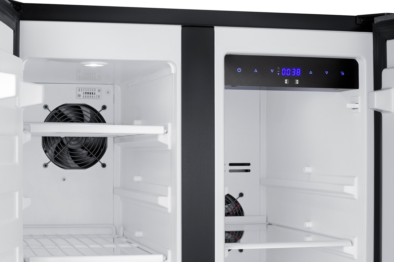 Refrigerador empotrado con congelador de 3.78 pies cúbicos de Summit Appliance (puerta de acero inoxidable y gabinete negro) FFRF24SS