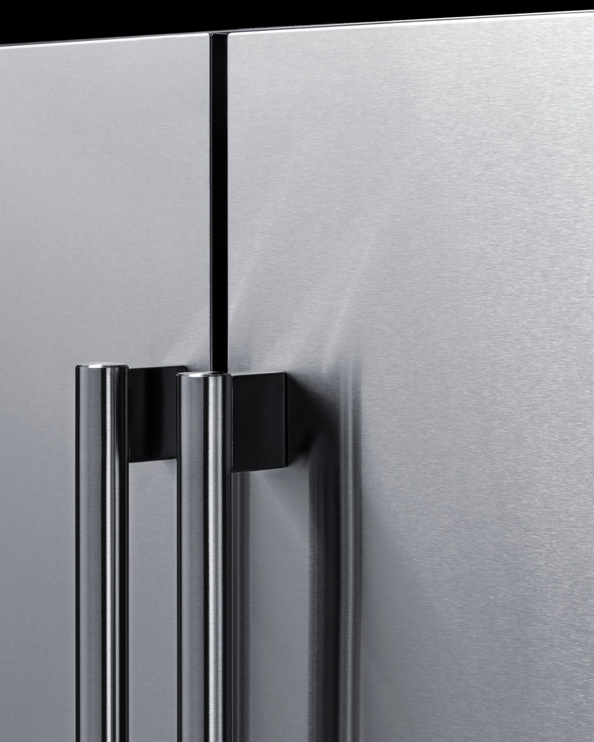 Refrigerador empotrado con congelador de 3.78 pies cúbicos de Summit Appliance (puerta de acero inoxidable y gabinete negro) FFRF24SS