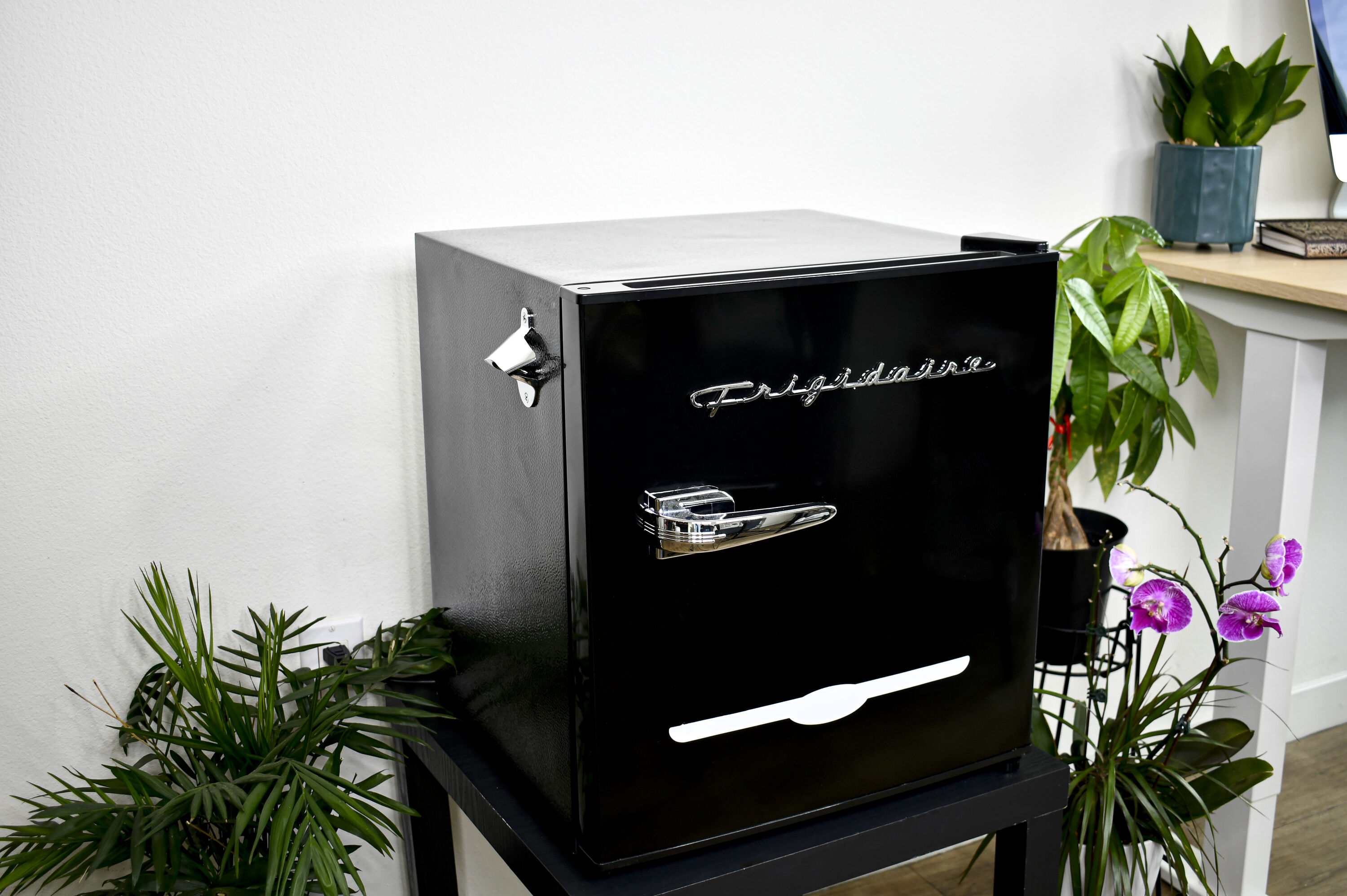 Refrigerador pequeño Frigidaire de 1.6 pies cúbicos con congelador (Negro) EFR176-NEGRO