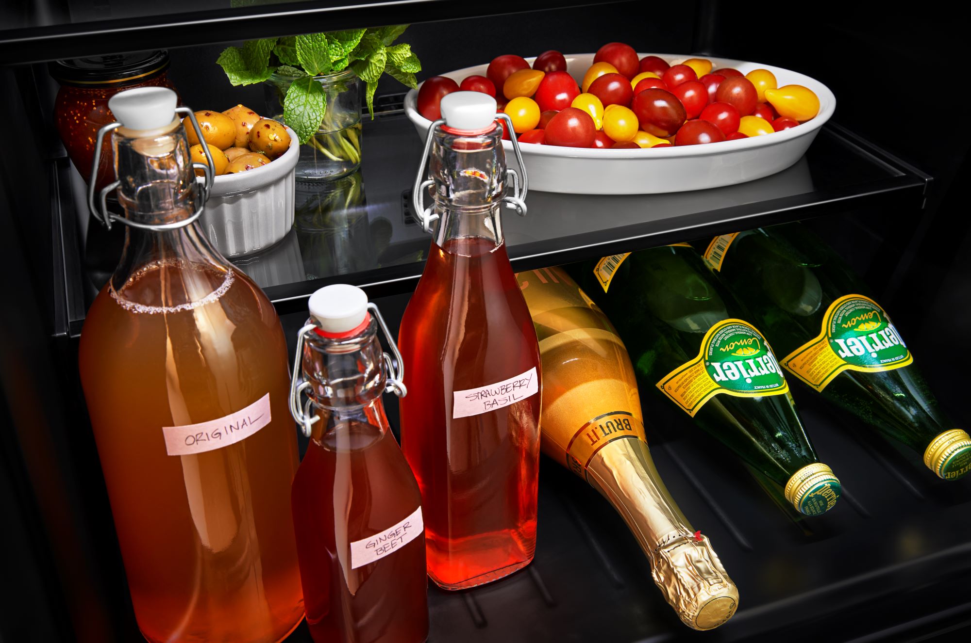 Refrigerador empotrado de 5 pies cúbicos de KitchenAid (Gabinete negro/Puerta de acero inoxidable) KURR114KSB