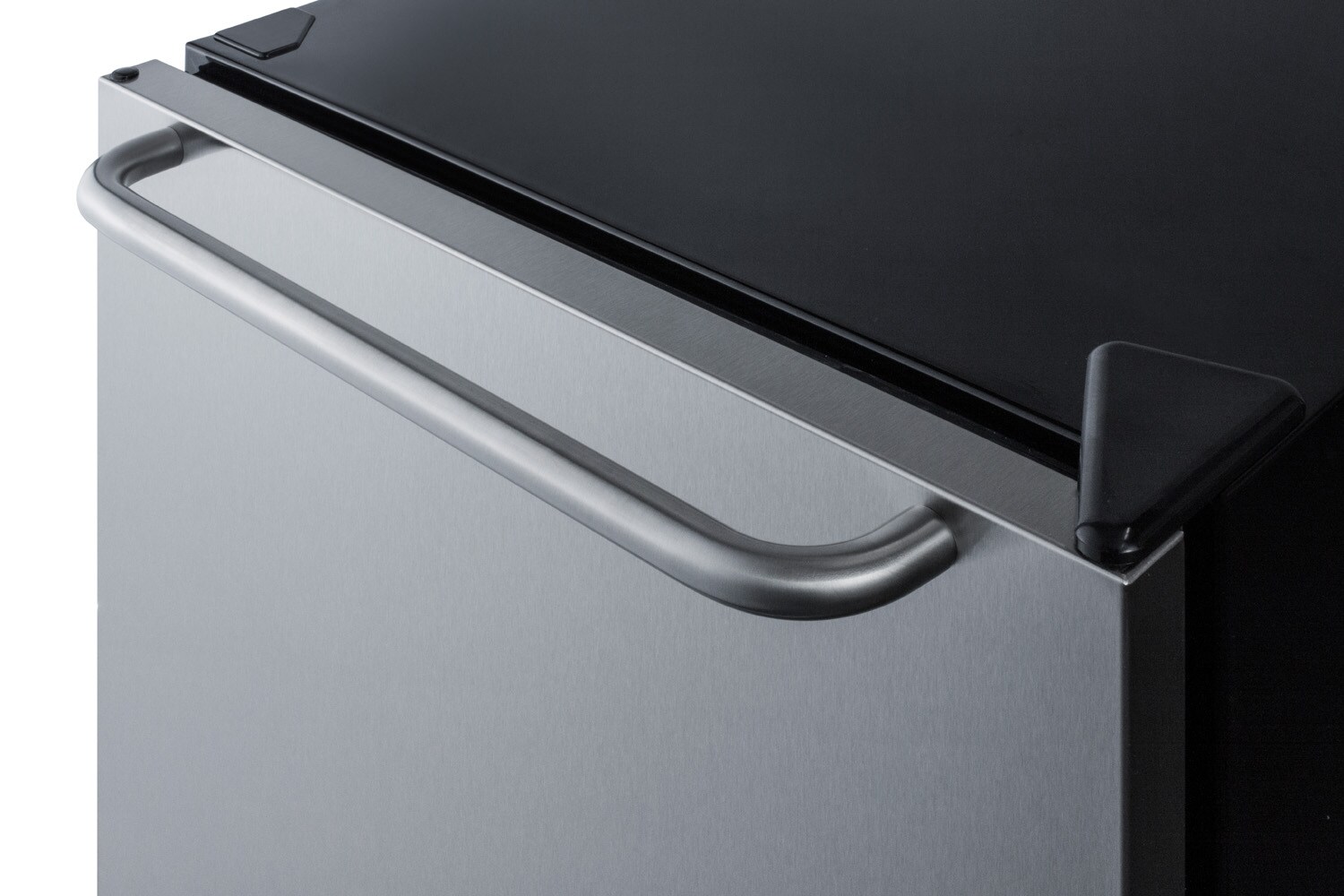 Refrigerador Empotrado de 5.5 Pies Cúbicos de Summit Appliance (Puerta de acero inoxidable y gabinete negro) AR5BS