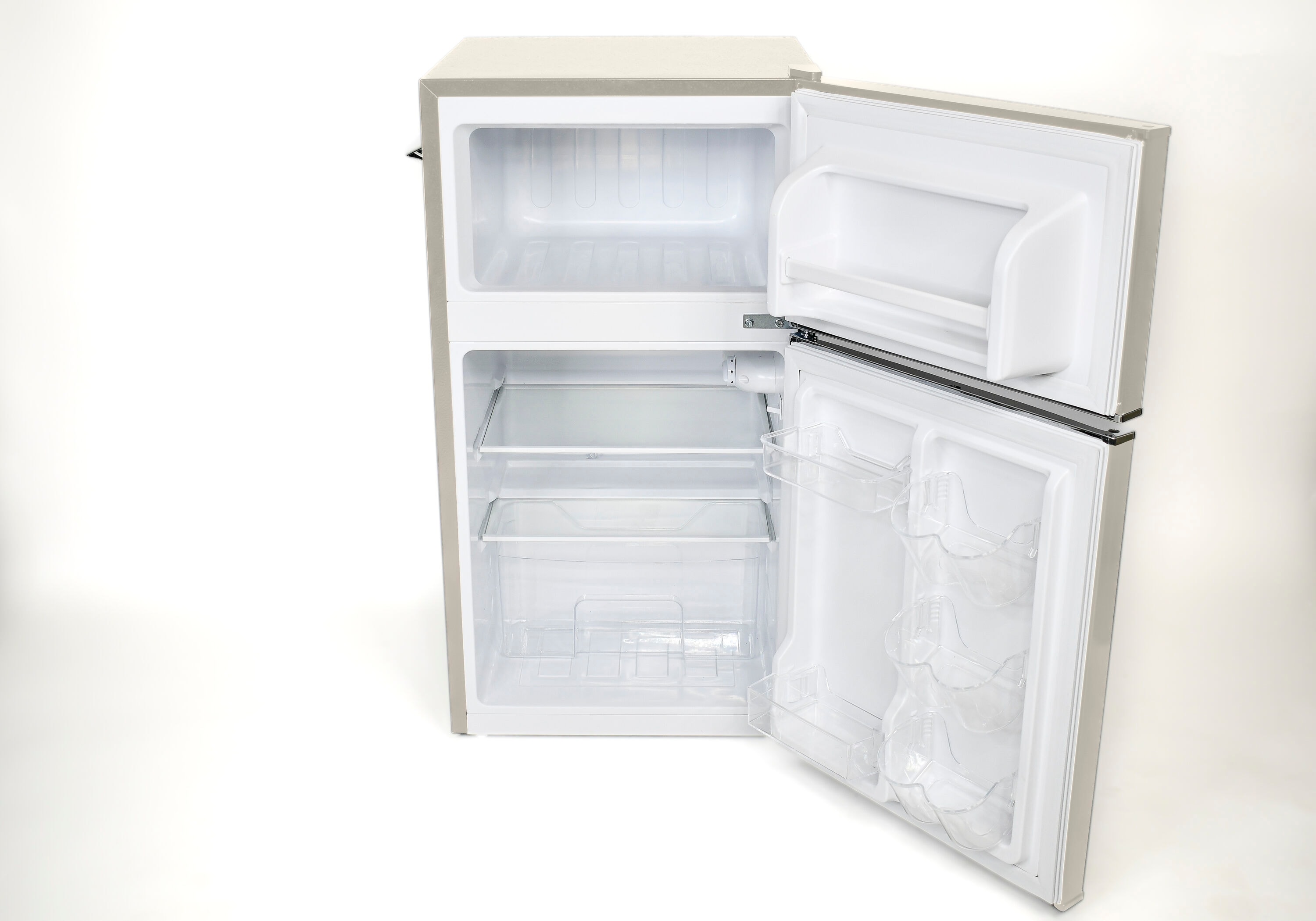 Refrigerador Mini Frigidaire de 3.2 pies cúbicos con congelador (Blanco) EFR840-CREAM
