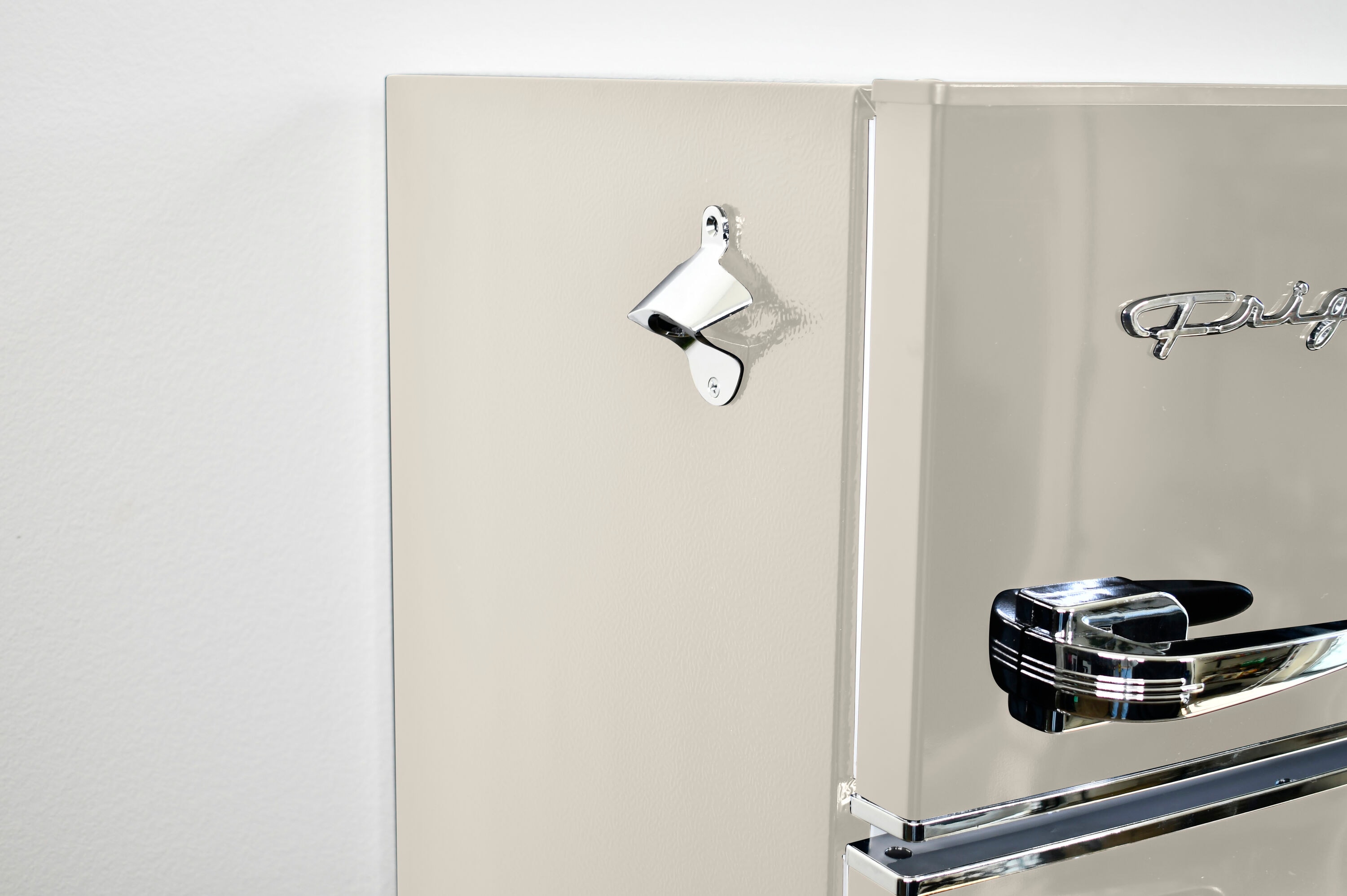 Refrigerador Mini Frigidaire de 3.2 pies cúbicos con congelador (Blanco) EFR840-CREAM