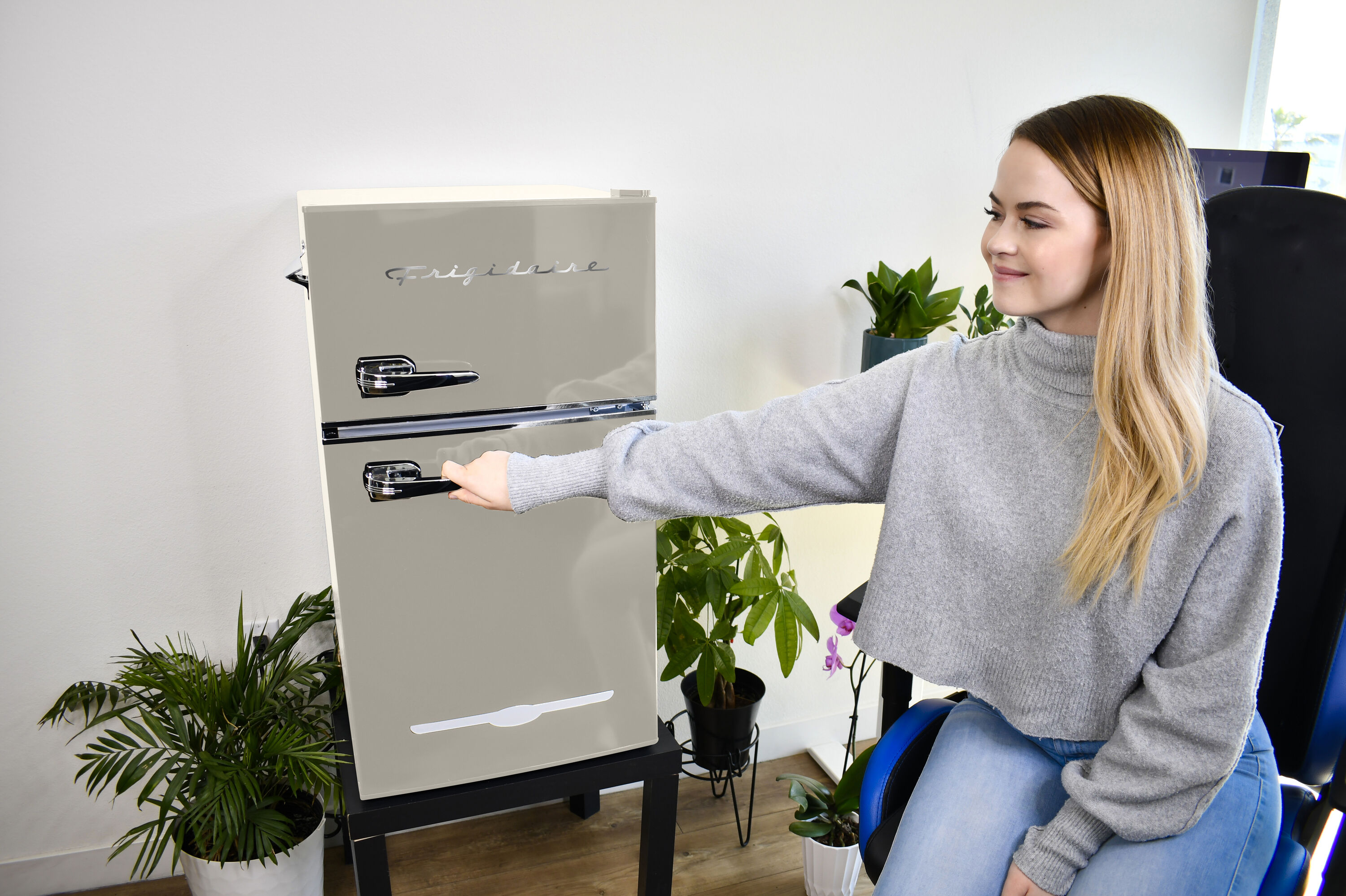 Refrigerador Mini Frigidaire de 3.2 pies cúbicos con congelador (Blanco) EFR840-CREAM