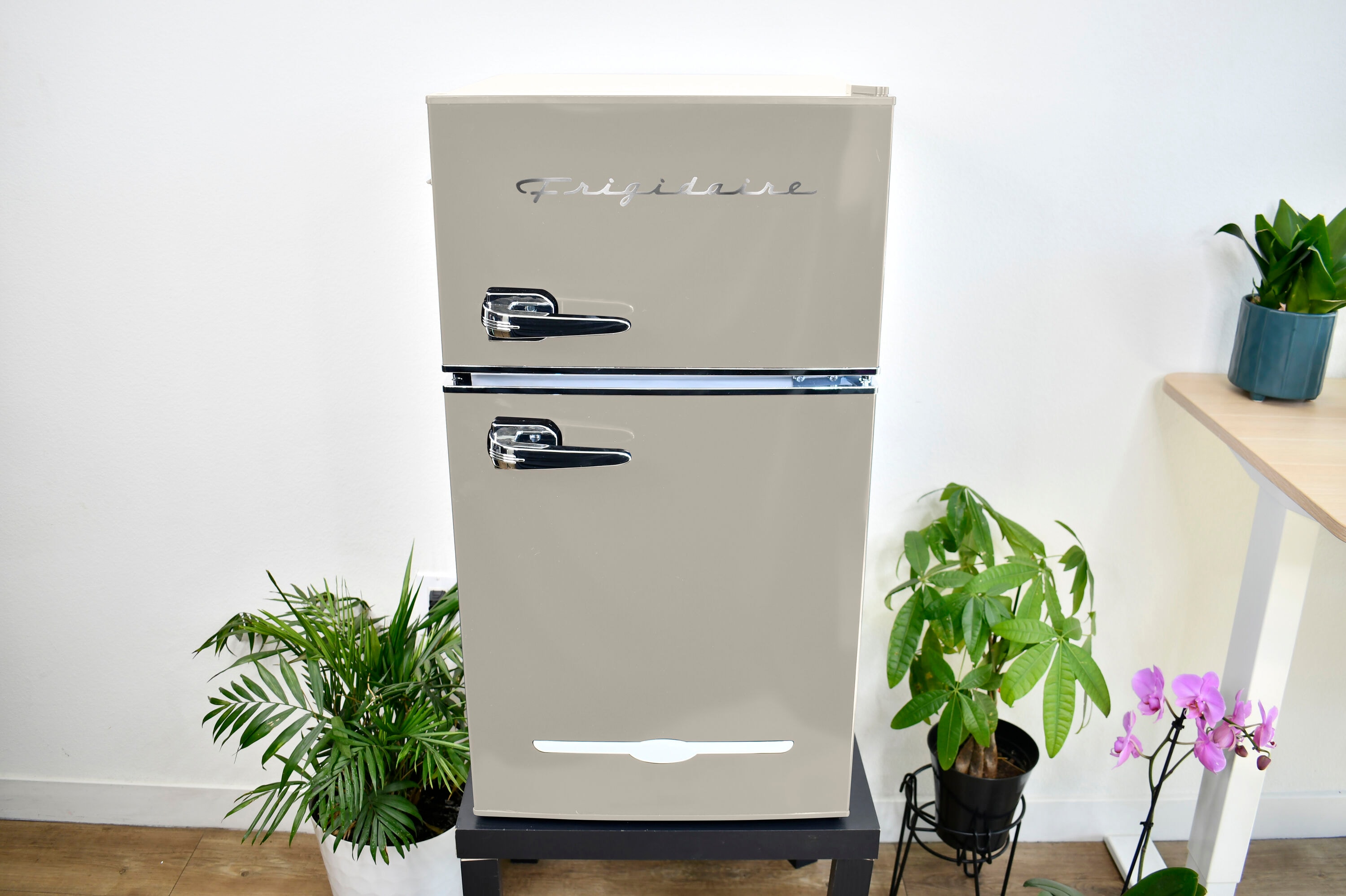 Refrigerador Mini Frigidaire de 3.2 pies cúbicos con congelador (Blanco) EFR840-CREAM