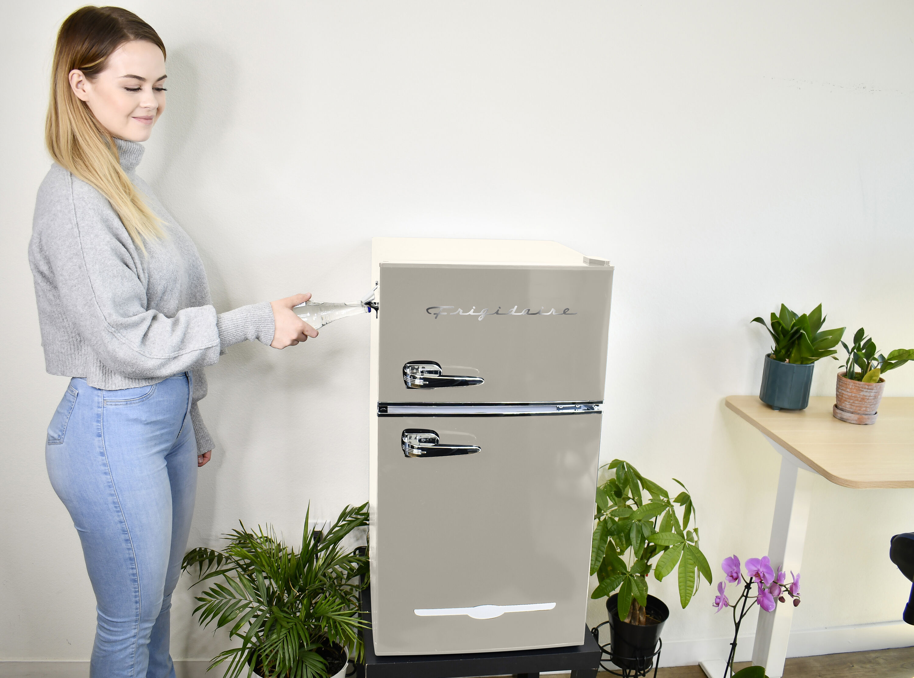 Refrigerador Mini Frigidaire de 3.2 pies cúbicos con congelador (Blanco) EFR840-CREAM