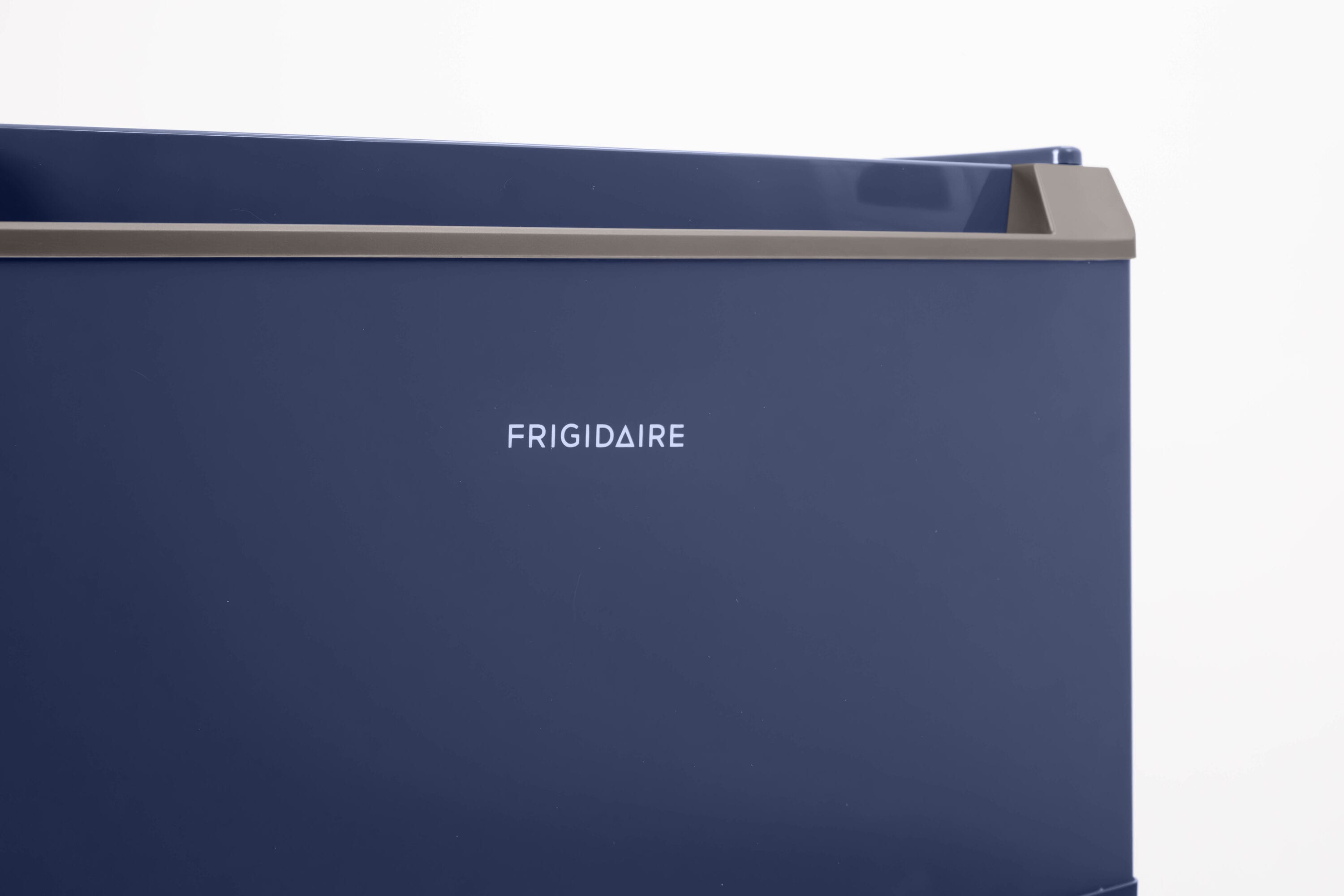 Refrigerador mini de 3.1 pies cúbicos con congelador (azul) EFR920-MARINE-6COM de Frigidaire