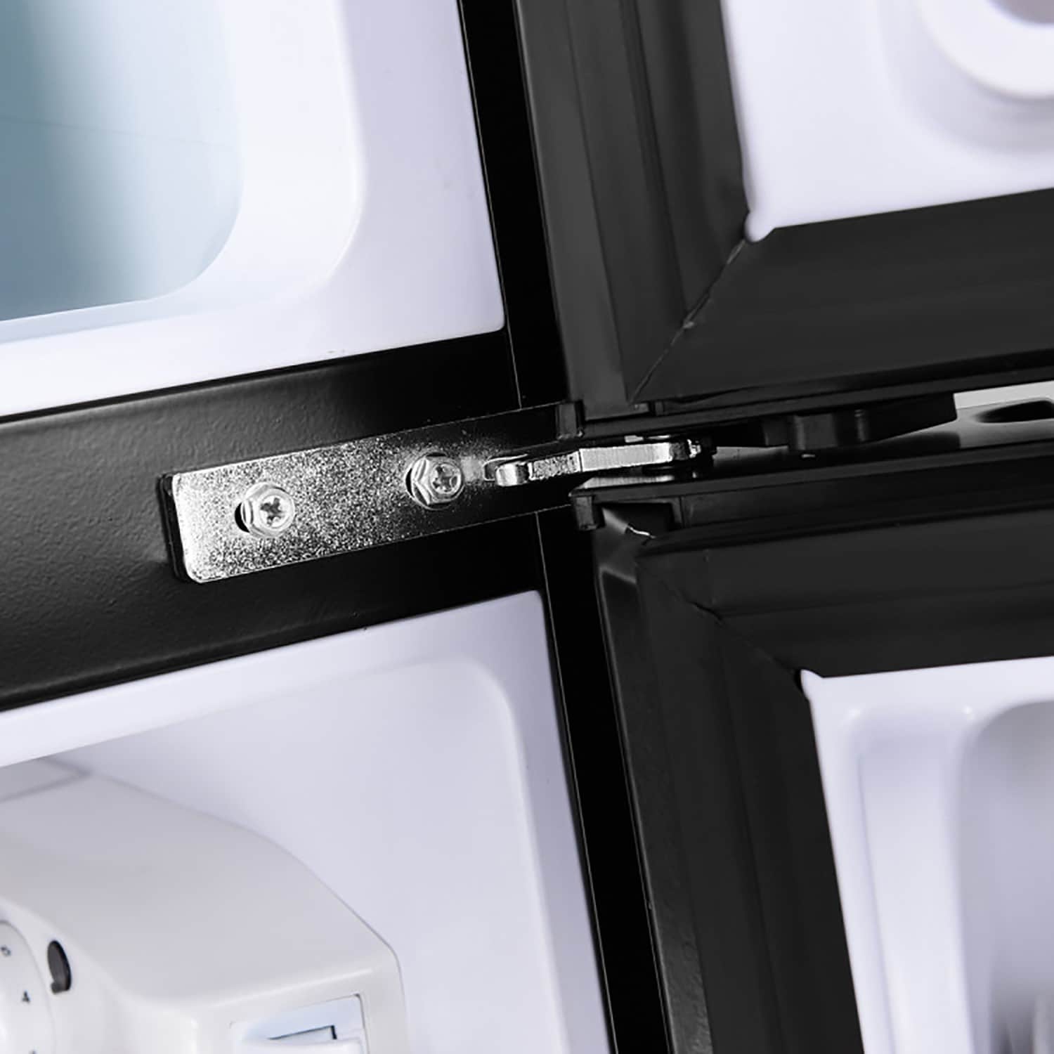 Refrigerador Compacto de Acero Inoxidable de 3.2 pies cúbicos con Congelador (Negro)