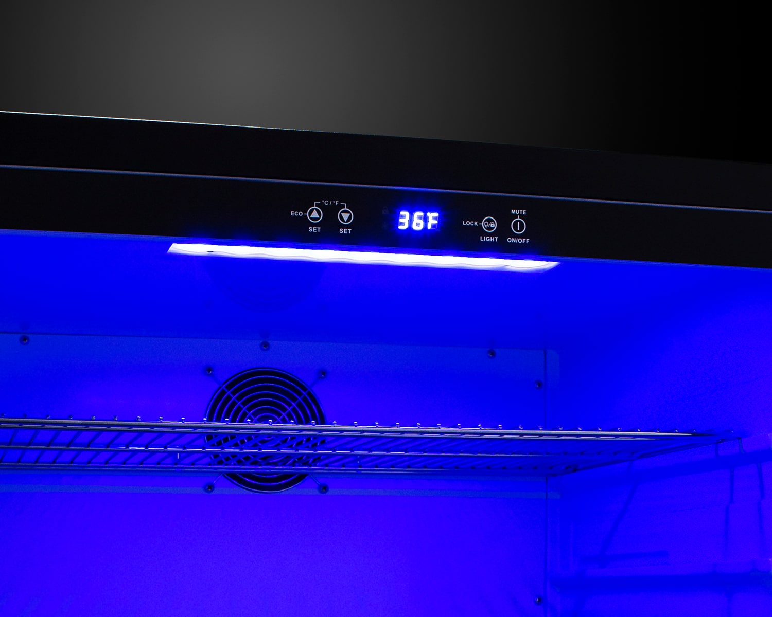 Refrigerador empotrado de 4.98 pies cúbicos (puerta de acero inoxidable y gabinete negro) listo para el garaje FF27BSSADA de Summit Appliance.