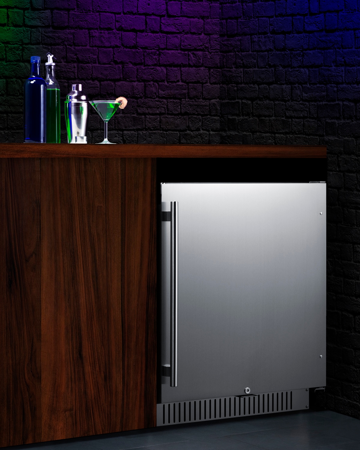 Refrigerador empotrado de 4.98 pies cúbicos (puerta de acero inoxidable y gabinete negro) listo para el garaje FF27BSSADA de Summit Appliance.