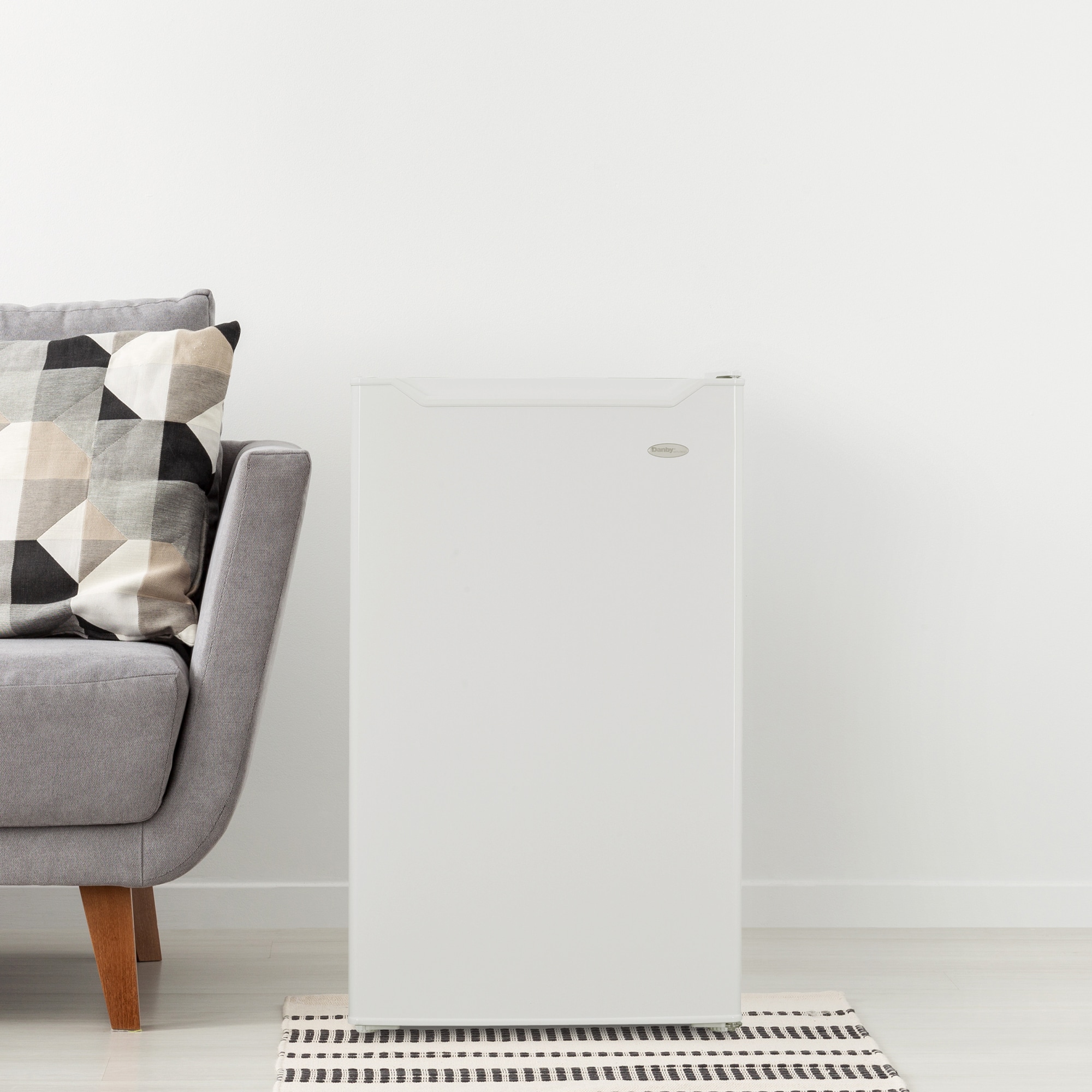 Refrigerador Mini de 4.4 pies cúbicos con congelador (Blanco) ENERGY STAR