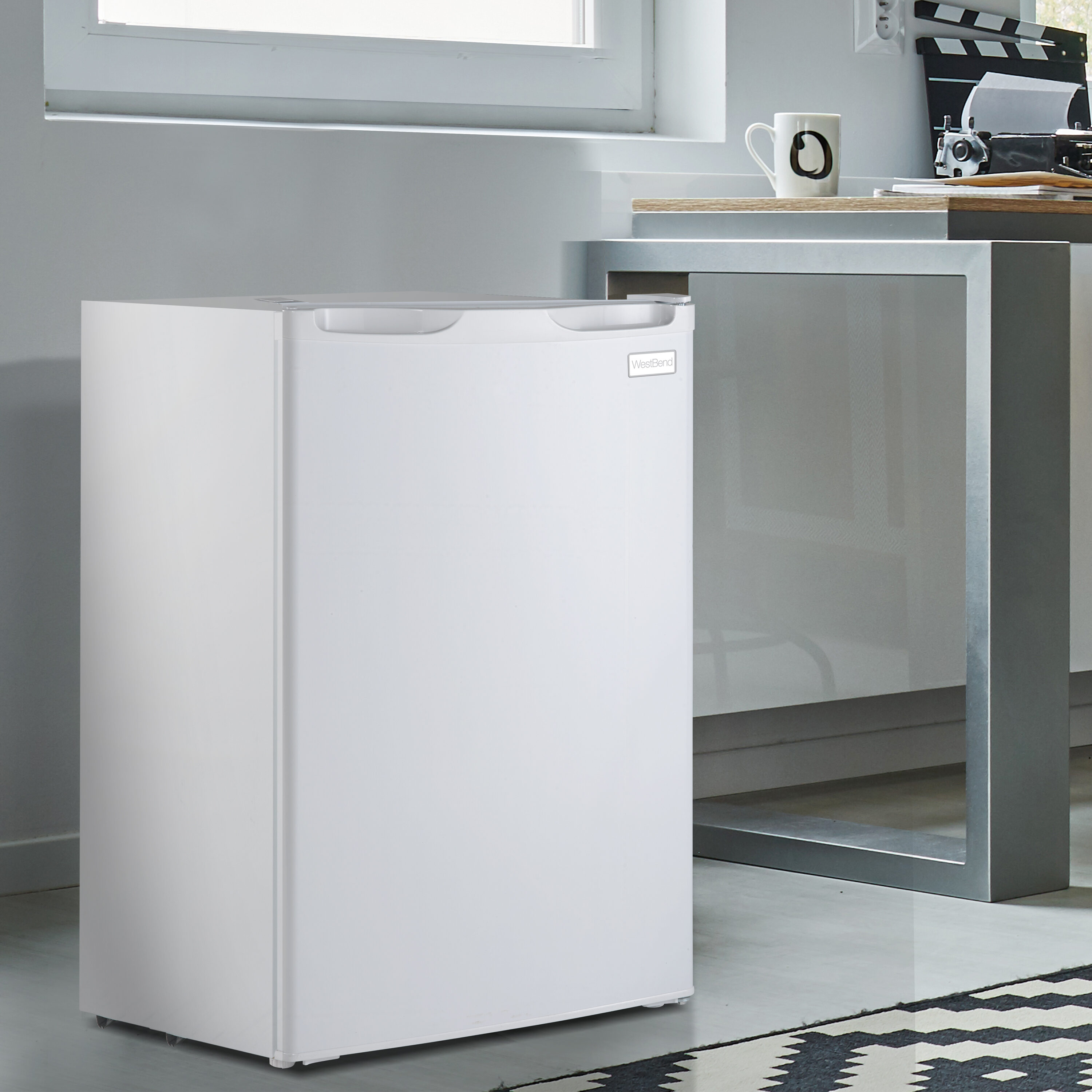 Refrigerador mini de 4.4 pies cúbicos con congelador (blanco) ENERGY STAR de West Bend