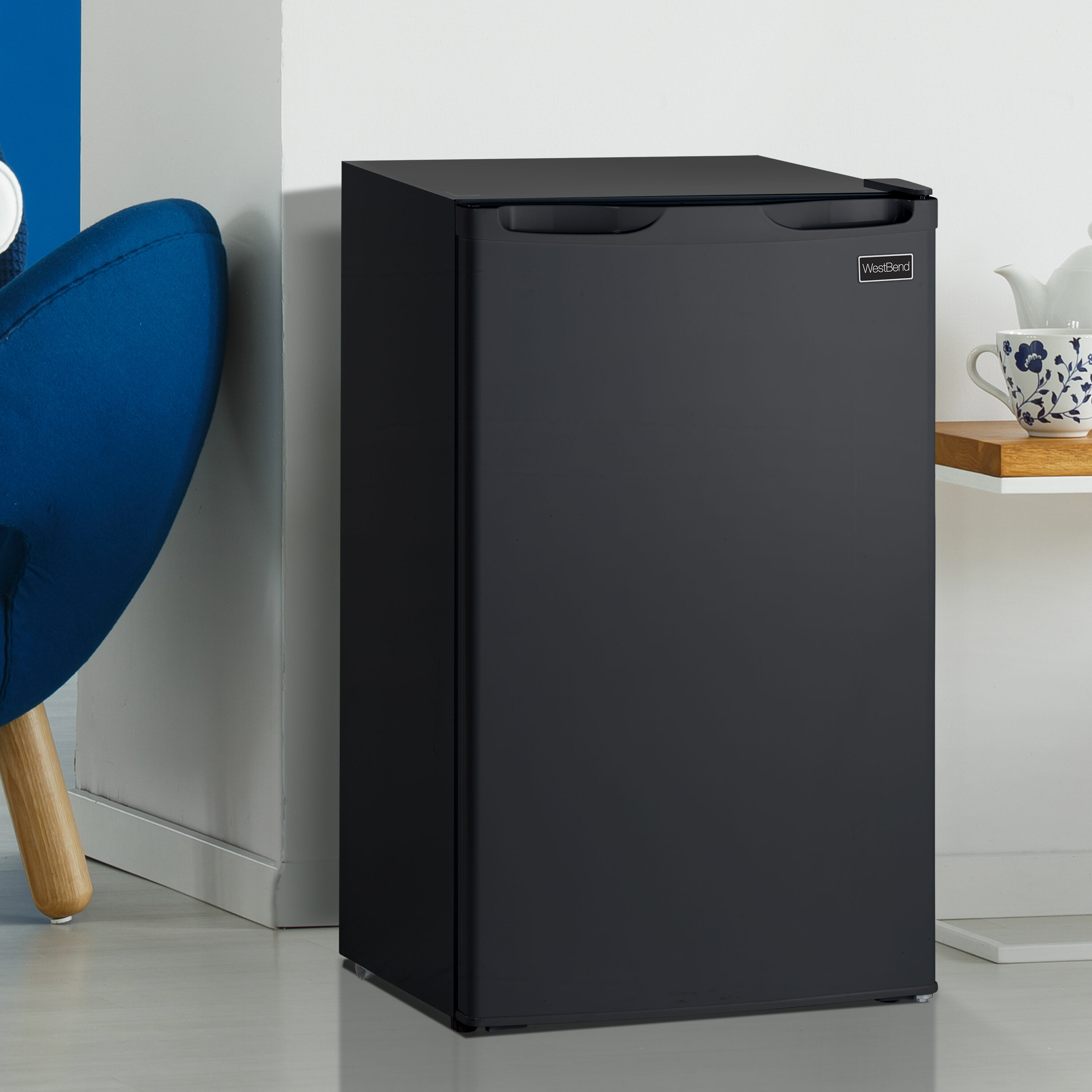 Refrigerador Pequeño de 4.4 Pies Cúbicos con Congelador (Negro) ENERGY STAR de West Bend