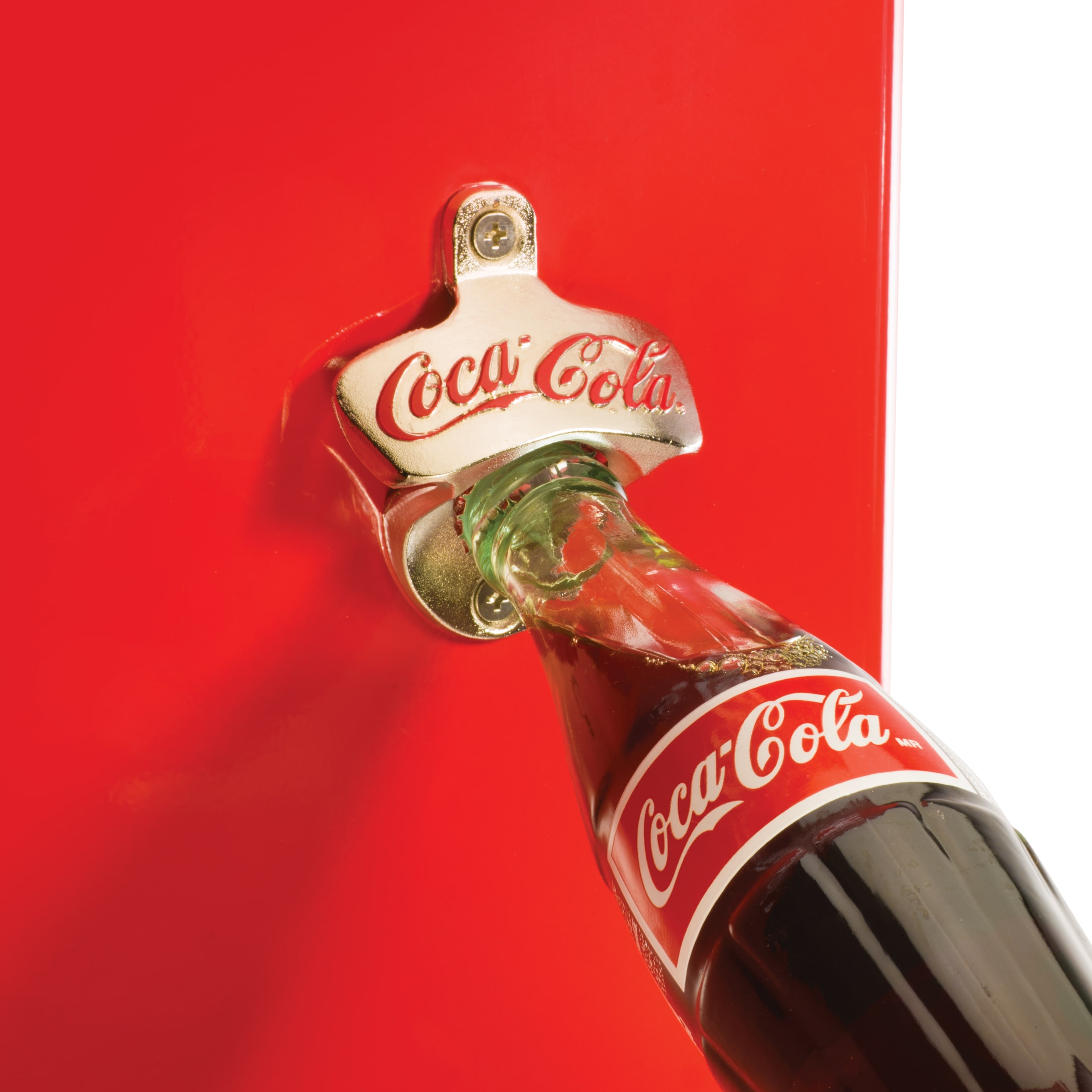 Refrigerador Mini con Congelador de 3.2 Pies Cúbicos Nostalgia (Rojo) Listo para el Garaje con Certificación ENERGY STAR CKRF32CR