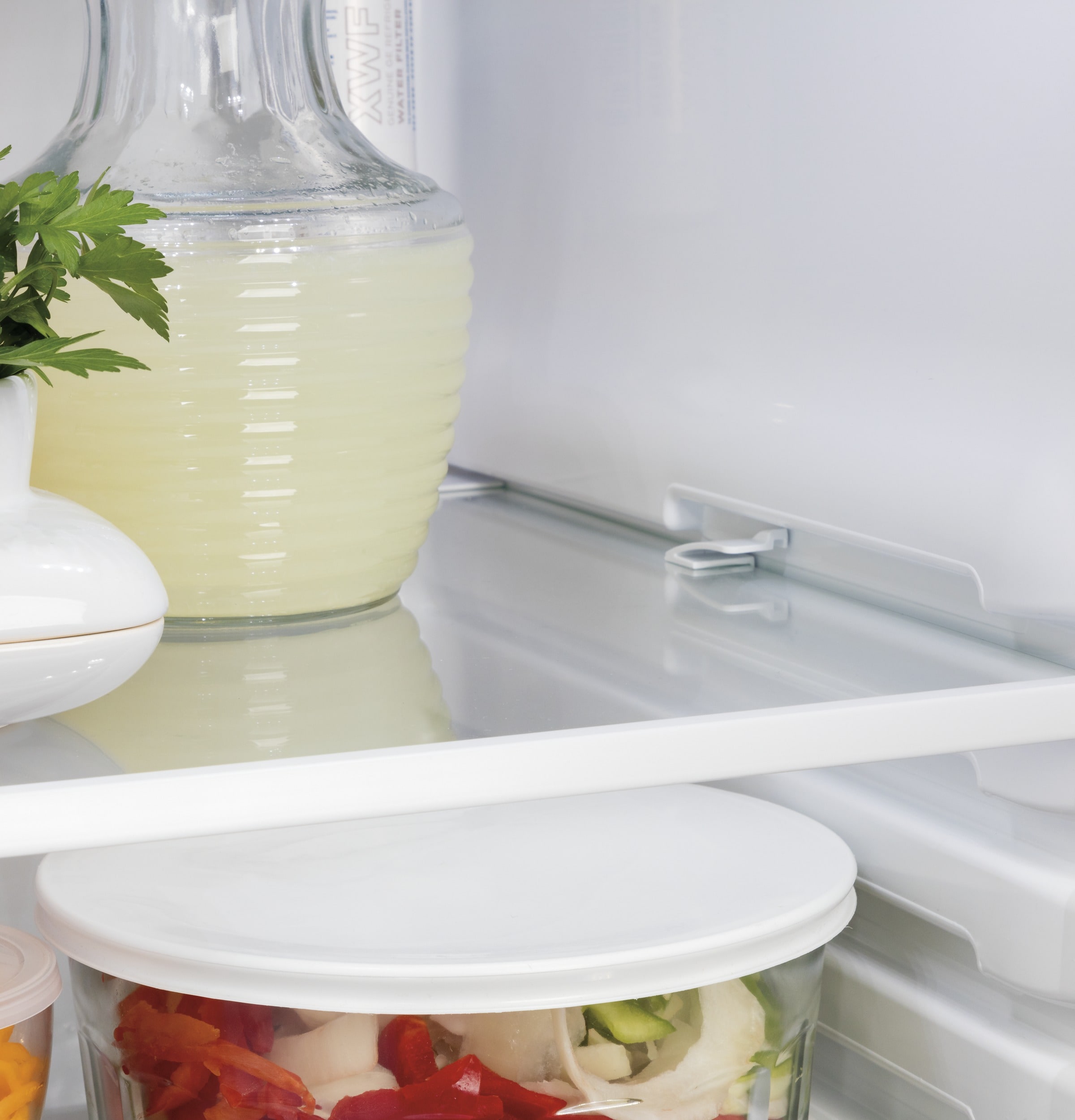 Refrigerador de lado a lado empotrado de 21.8 pies cúbicos con dispensador de hielo y agua (pizarra)