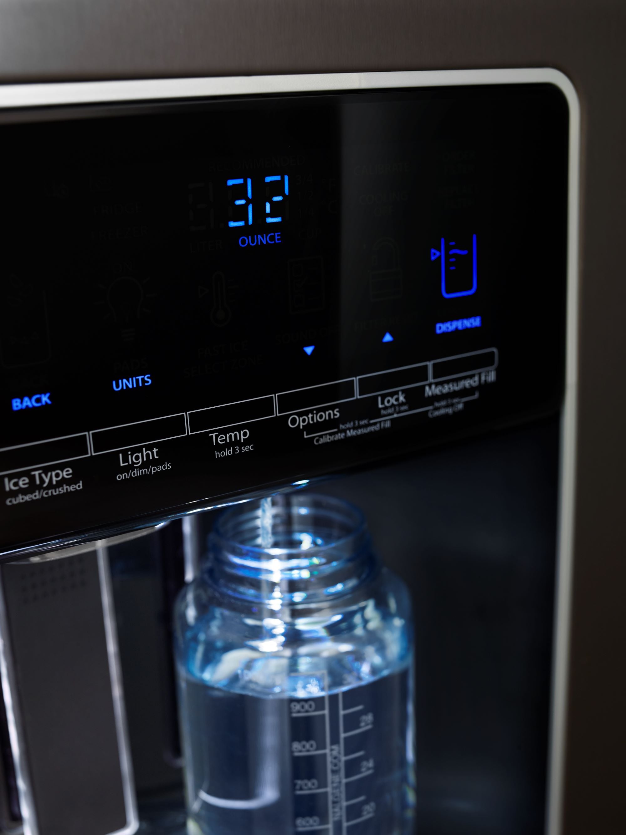 Refrigerador Side by Side Whirlpool de 20.6 pies cúbicos con dispensador de hielo y agua (acero inoxidable negro resistente a huellas) de profundidad de mostrador