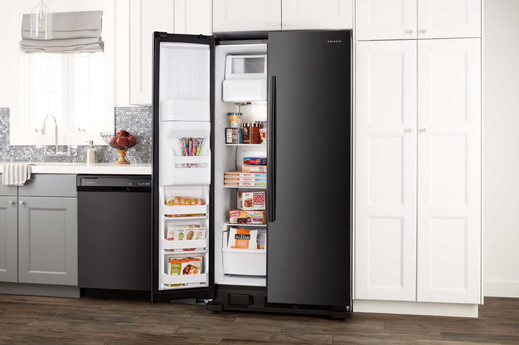 Refrigerador de lado a lado Amana de 21.4 pies cúbicos con fabricador de hielo, dispensador de agua y hielo (negro) ASI2175GRB
