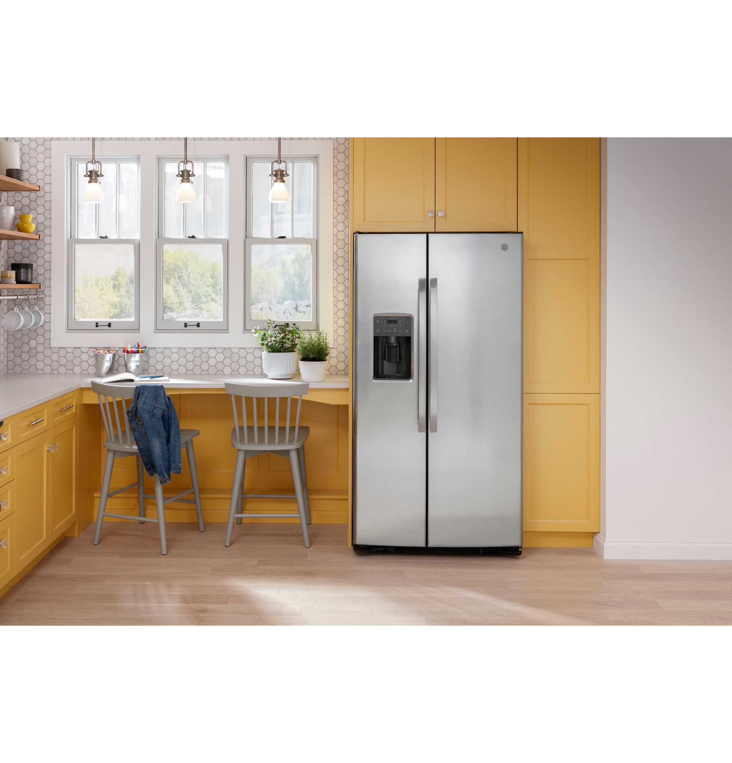 Refrigerador Side-by-Side de 25.3 pies cúbicos con fabricador de hielo, dispensador de agua y hielo (acero inoxidable) certificado ENERGY STAR GSE25GYPFS