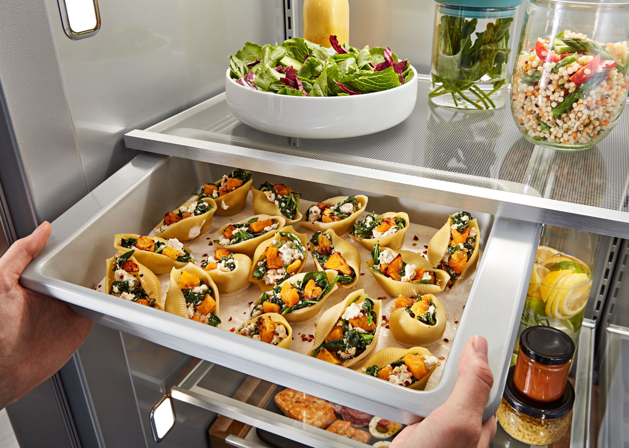 Refrigerador Empotrado de 25.1 pies cúbicos de Profundidad al Mostrador con Dispensador de Agua y Hielo (Acero Inoxidable Negro con Acabado PrintShield) Certificado ENERGY STAR KitchenAid KBSD708MBS