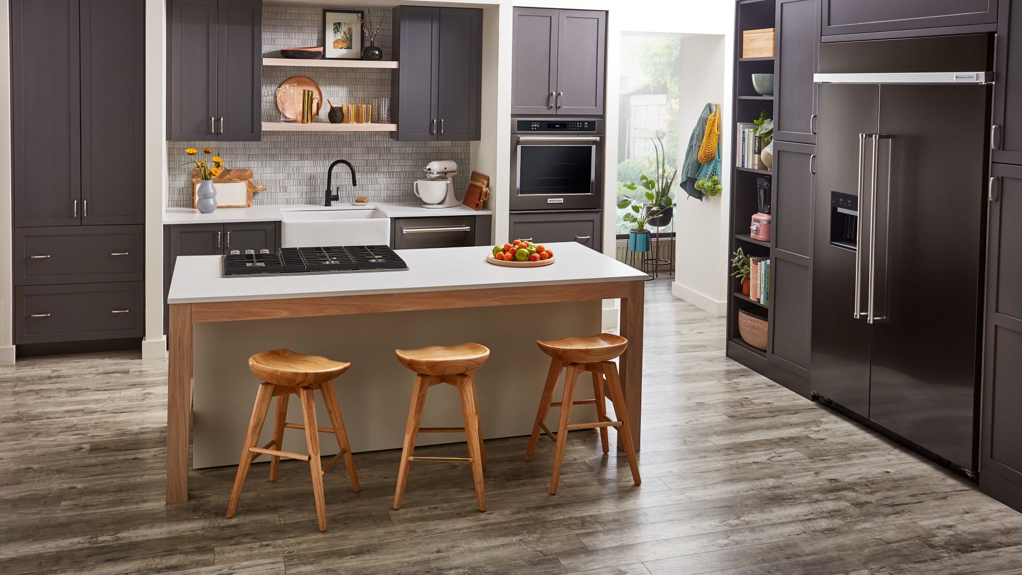 Refrigerador Empotrado de 25.1 pies cúbicos de Profundidad al Mostrador con Dispensador de Agua y Hielo (Acero Inoxidable Negro con Acabado PrintShield) Certificado ENERGY STAR KitchenAid KBSD708MBS