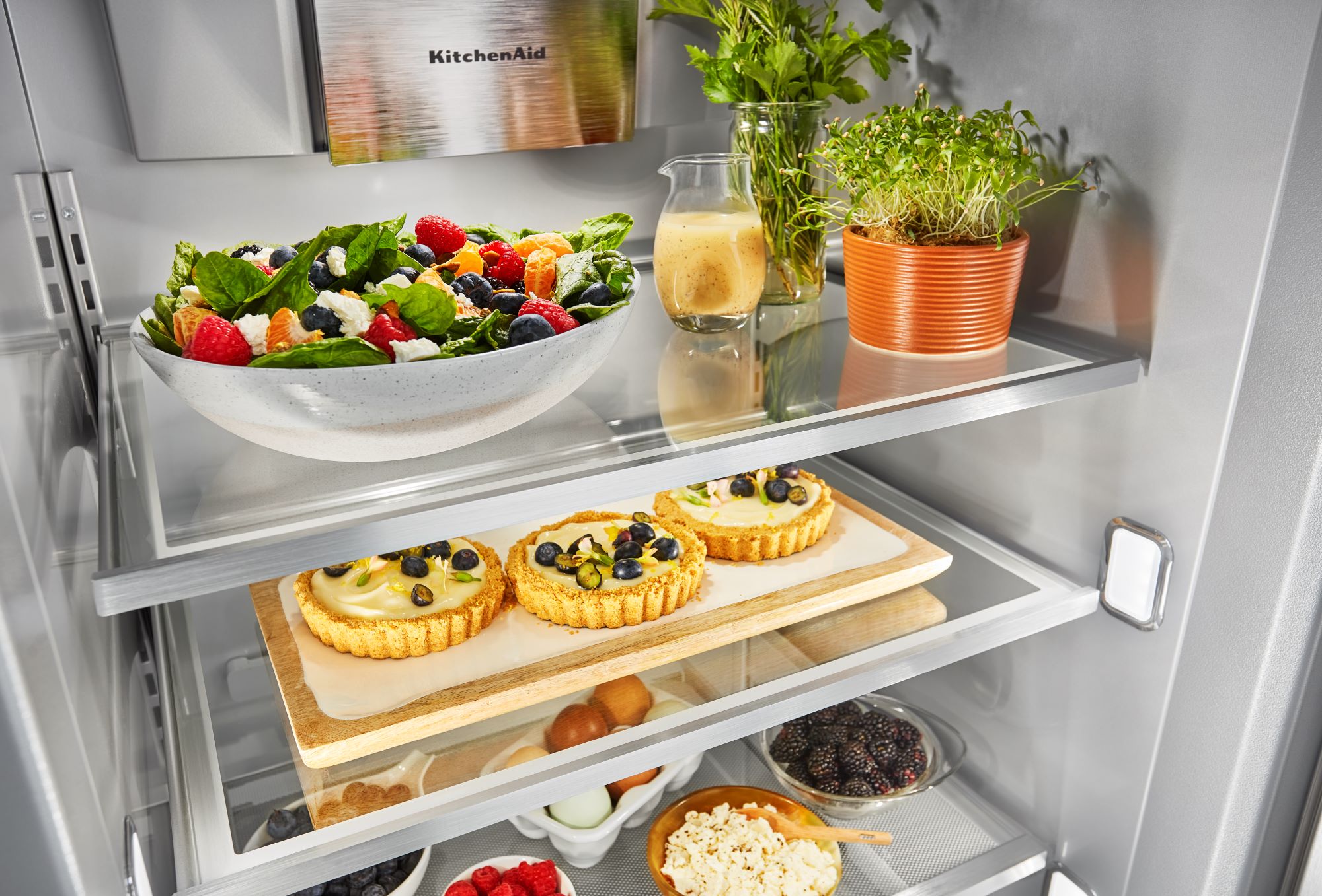 Refrigerador empotrado de lado a lado con profundidad de mostrador de 25.5 pies cúbicos en acero inoxidable negro con acabado PrintShield de KitchenAid.