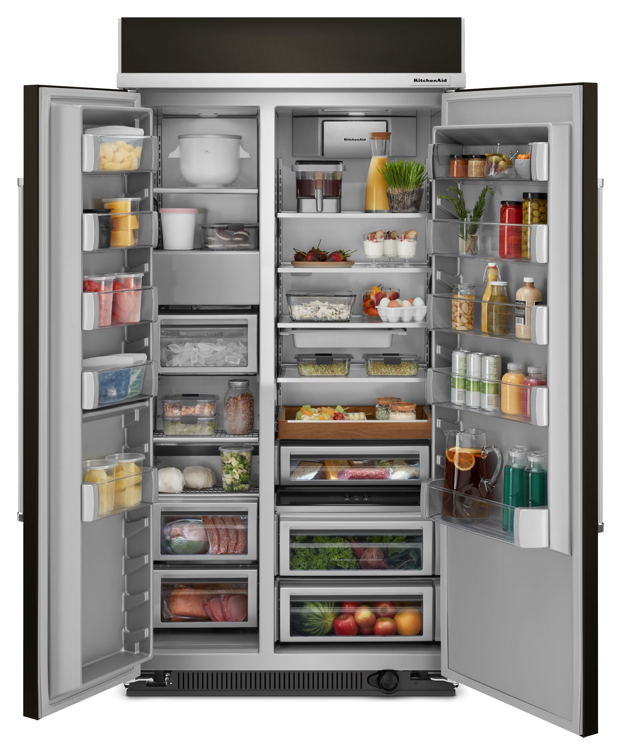 Refrigerador empotrado de lado a lado con profundidad de mostrador de 25.5 pies cúbicos en acero inoxidable negro con acabado PrintShield de KitchenAid.