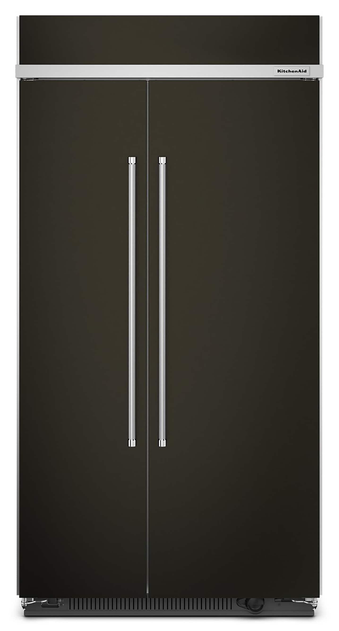 Refrigerador empotrado de lado a lado con profundidad de mostrador de 25.5 pies cúbicos en acero inoxidable negro con acabado PrintShield de KitchenAid.