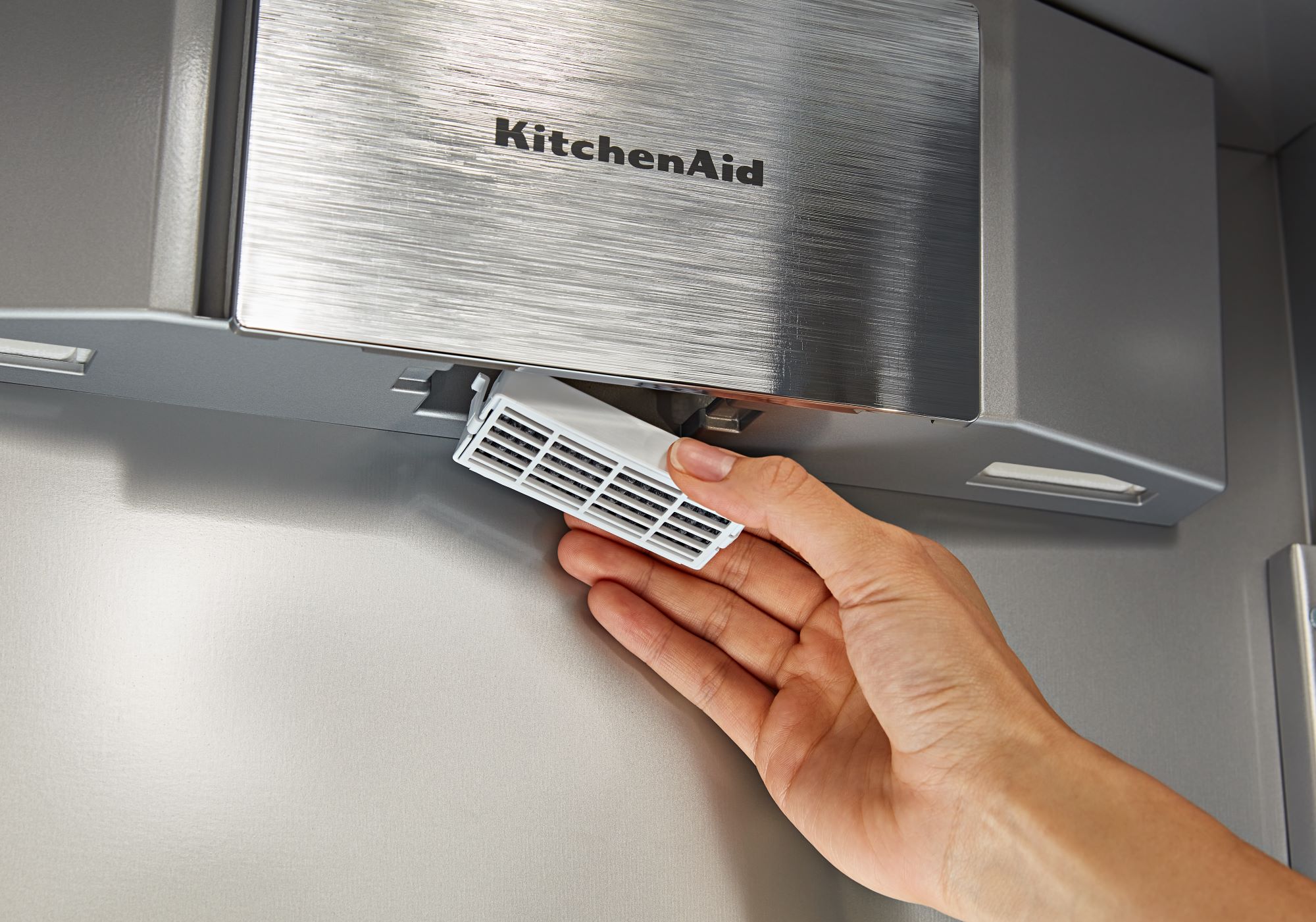Refrigerador empotrado de lado a lado con profundidad de mostrador de 25.5 pies cúbicos en acero inoxidable negro con acabado PrintShield de KitchenAid.