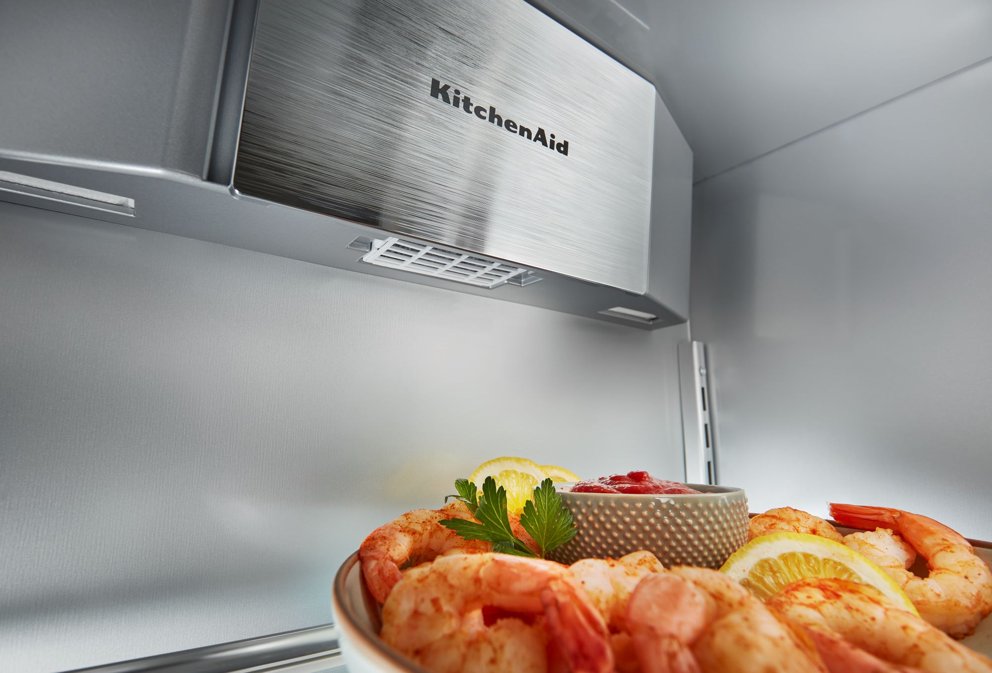 Refrigerador empotrado de lado a lado con profundidad de mostrador de 25.5 pies cúbicos en acero inoxidable negro con acabado PrintShield de KitchenAid.