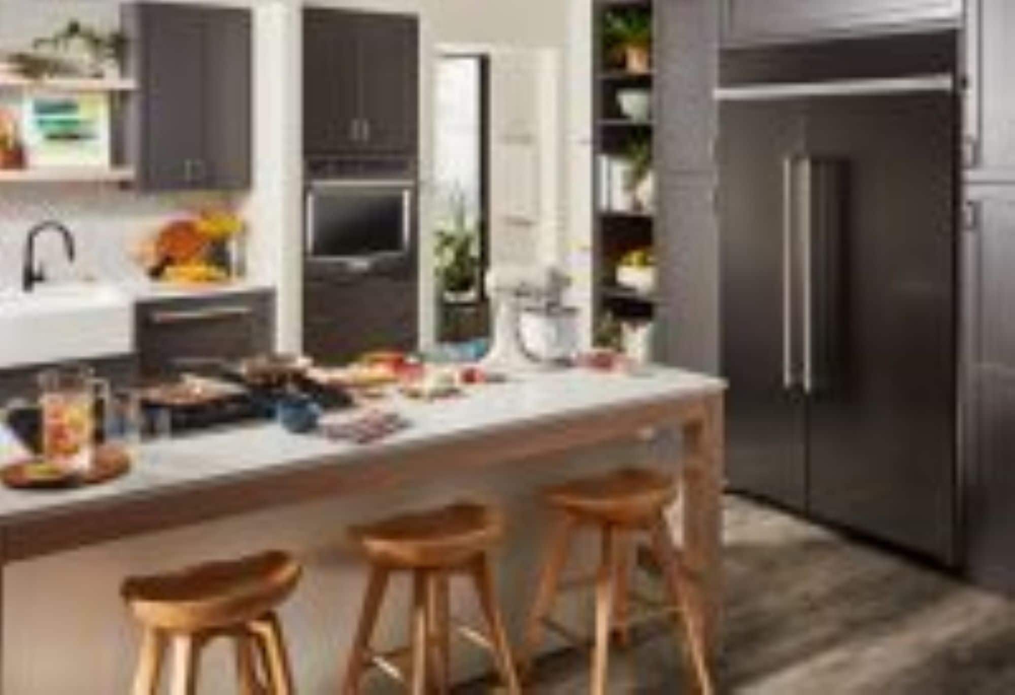 Refrigerador de 30 pies cúbicos, estilo empotrable, de acero inoxidable negro con acabado PrintShield