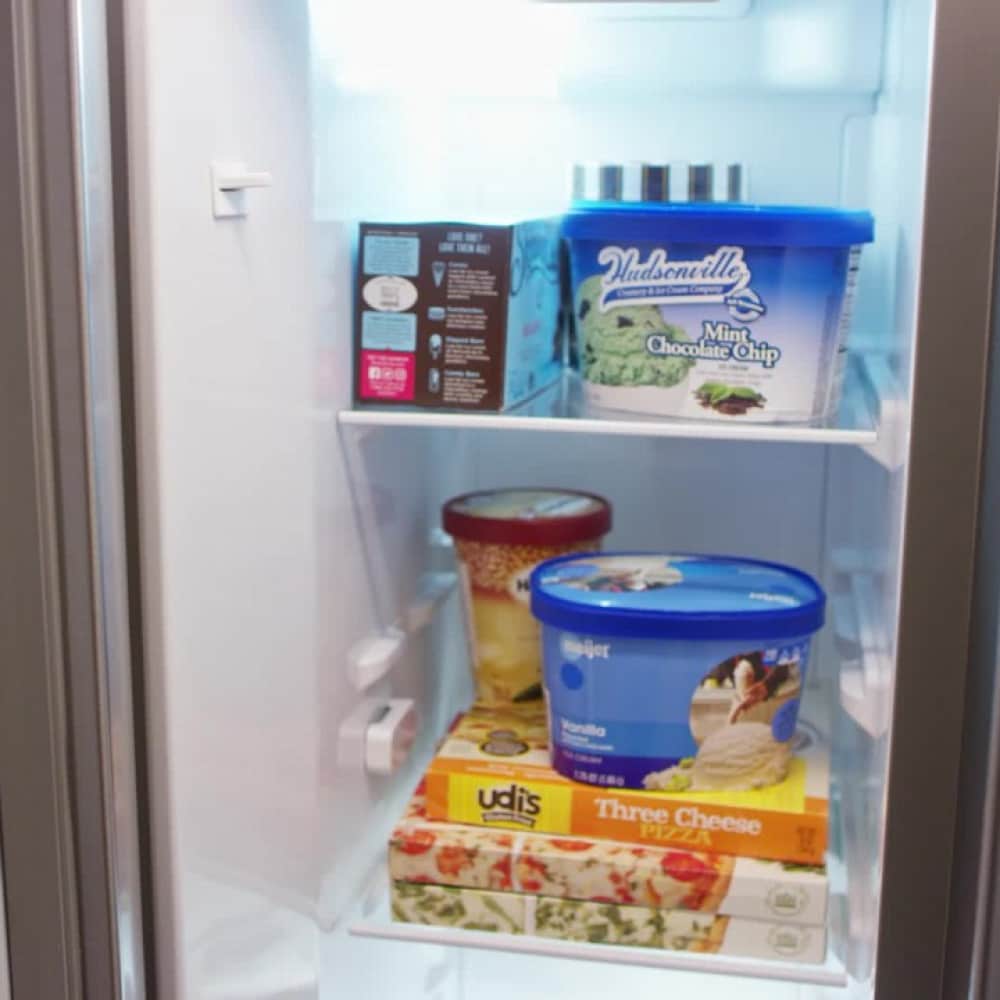 Refrigerador de estilo americano con despachador de agua y hielo, 20.6 pies cúbicos de capacidad, acabado en acero inoxidable resistente a las huellas dactilares.