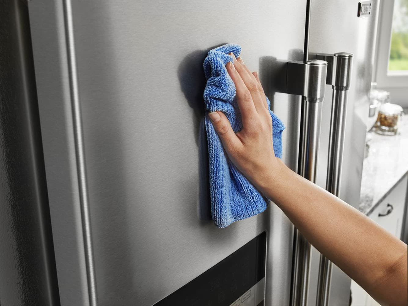 Refrigerador Maytag de 20.6 pies cúbicos estilo americano con dispensador de hielo y agua en acero inoxidable resistente a huellas digitales - MSC21C6MFZ