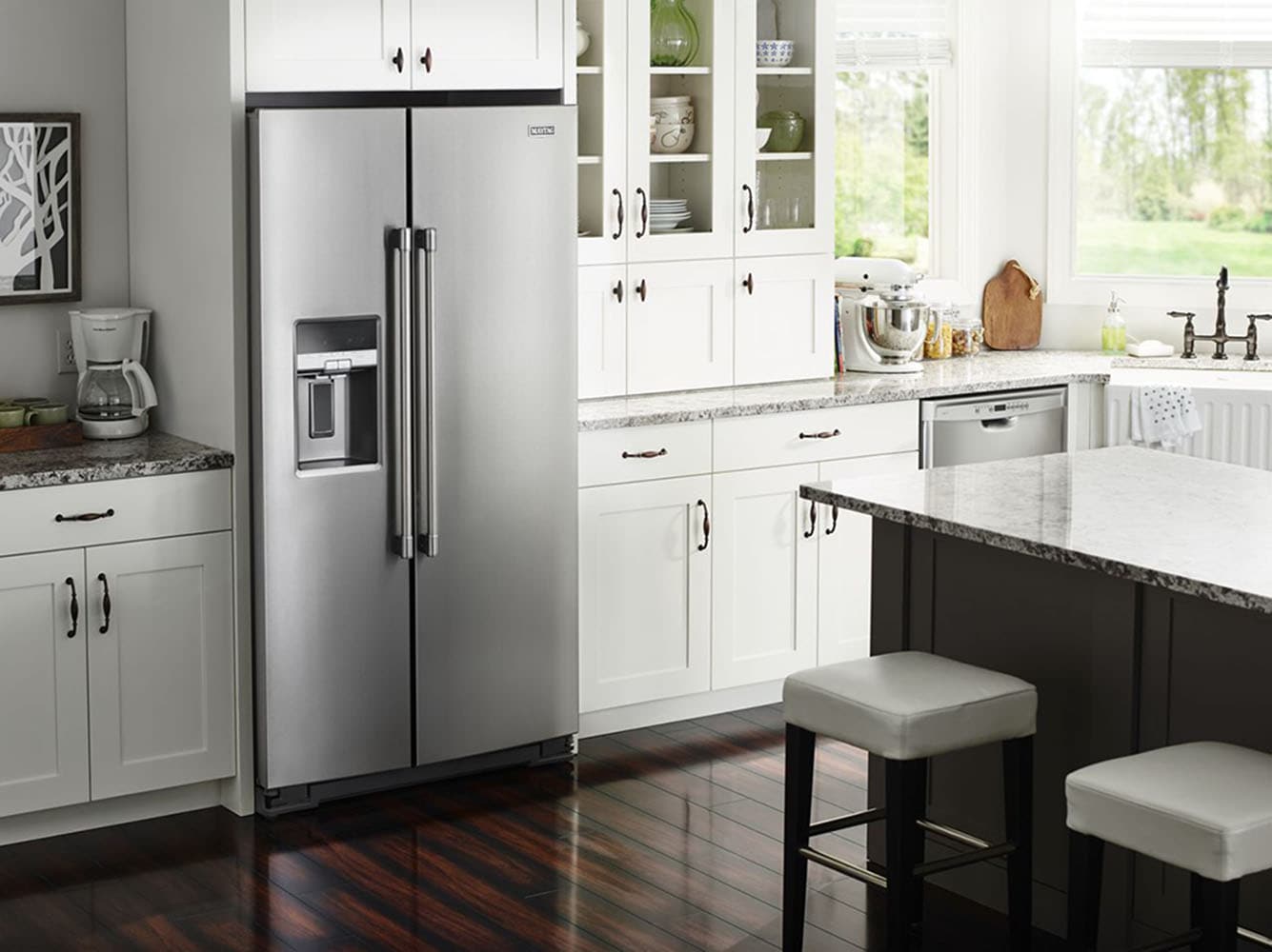 Refrigerador Maytag de 20.6 pies cúbicos estilo americano con dispensador de hielo y agua en acero inoxidable resistente a huellas digitales - MSC21C6MFZ