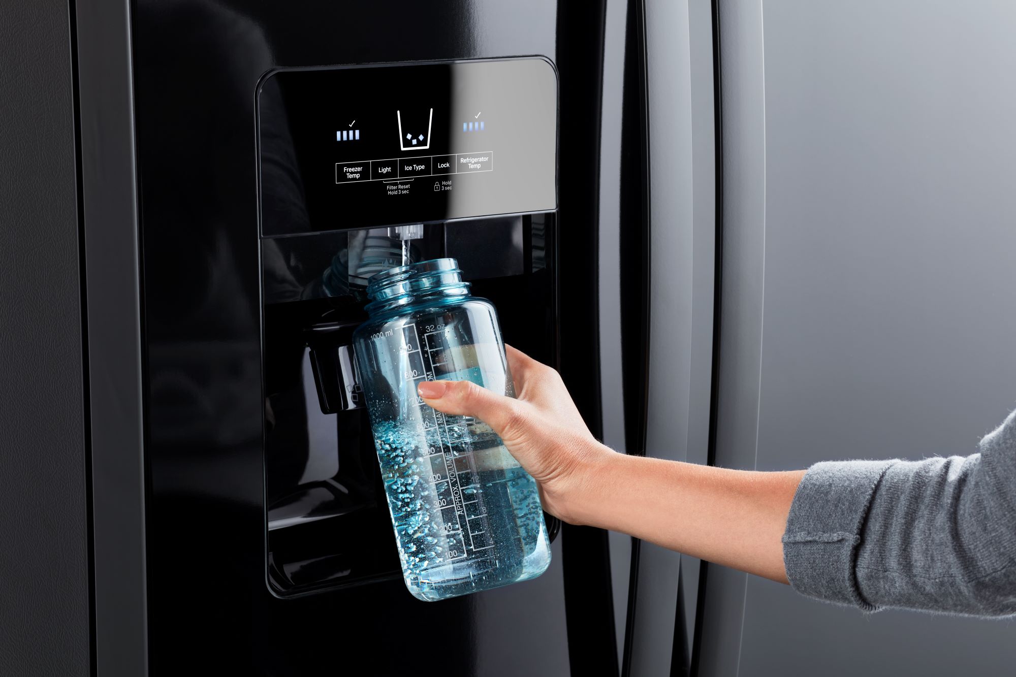 Refrigerador lado a lado Whirlpool de 24.5 pies cúbicos con fabricador de hielo, dispensador de agua y hielo (acero inoxidable negro resistente a las huellas dactilares) WRS555SIHV