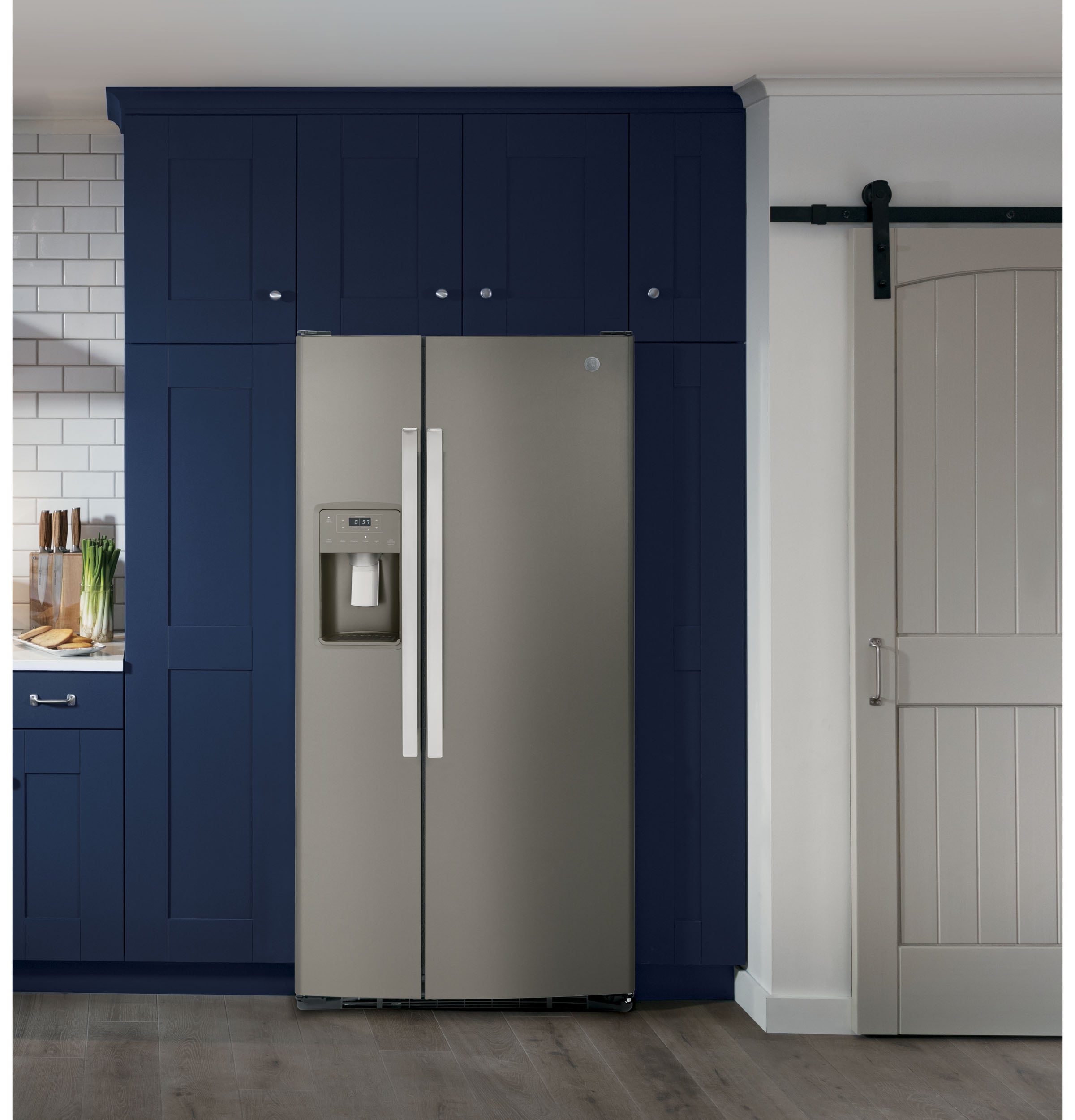 Refrigerador lado a lado de 23 pies cúbicos con fabricador de hielo, dispensador de agua y hielo (Slate)