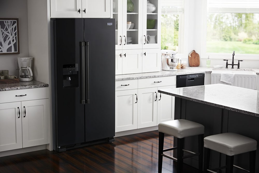 Refrigerador de 24.5 pies cúbicos de lado a lado con fabricador de hielo, dispensador de agua y hielo (Negro) - MSS25C4MGB de Maytag
