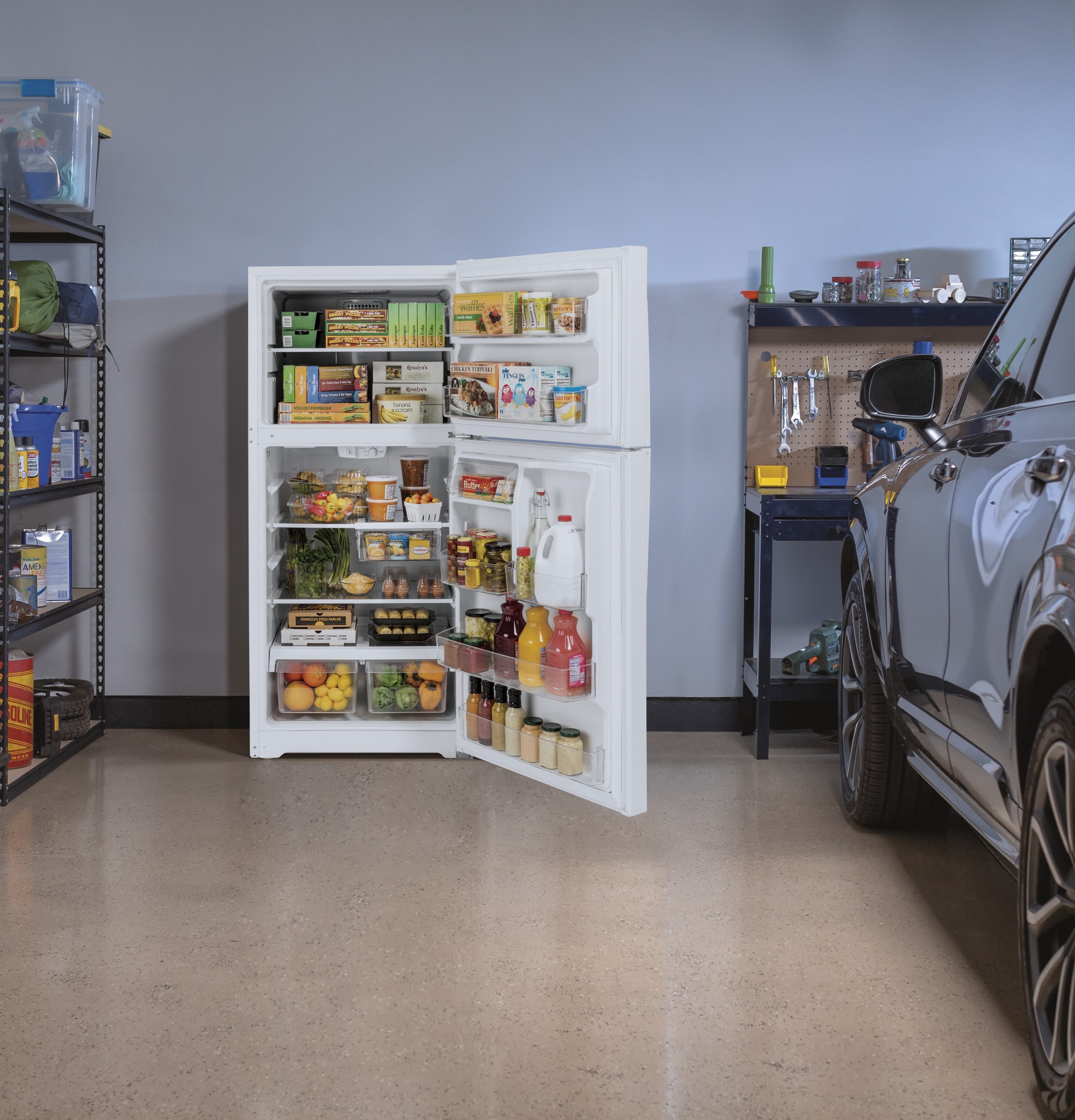 Refrigerador de 21.9 pies cúbicos con congelador superior (Negro) listo para el garaje GE GTS22KGNRBB