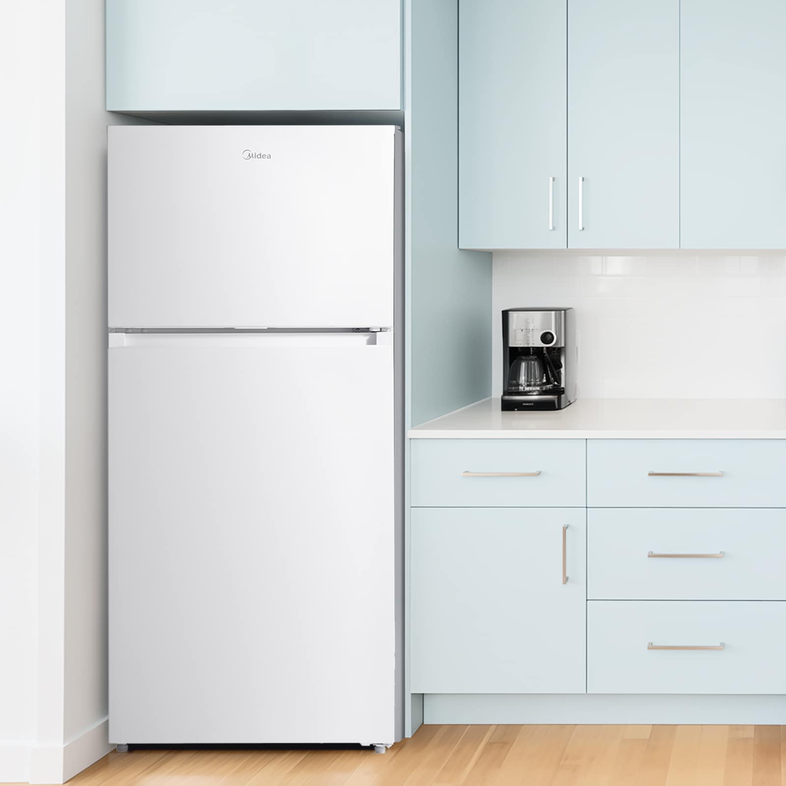 Refrigerador Midea resistente a huellas dactilares de 14.2 pies cúbicos de profundidad de encimera con congelador superior (blanco) listo para el garaje, certificado ENERGY STAR MRT14D2BWW.