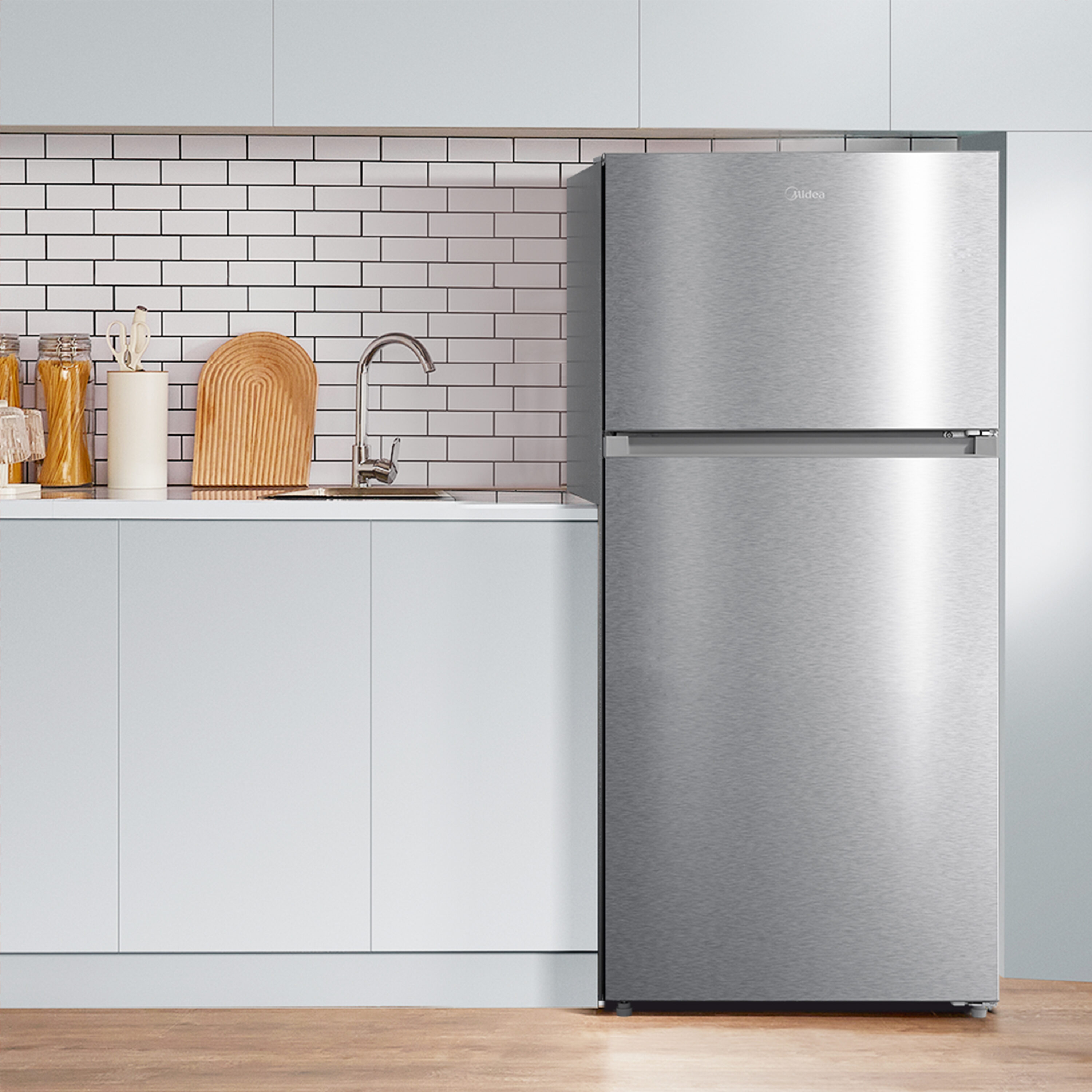 Refrigerador resistente a huellas dactilares de 14.2 pies cúbicos de profundidad de mostrador con congelador superior (acero inoxidable) listo para garaje certificado ENERGY STAR MRT14D2BST de Midea