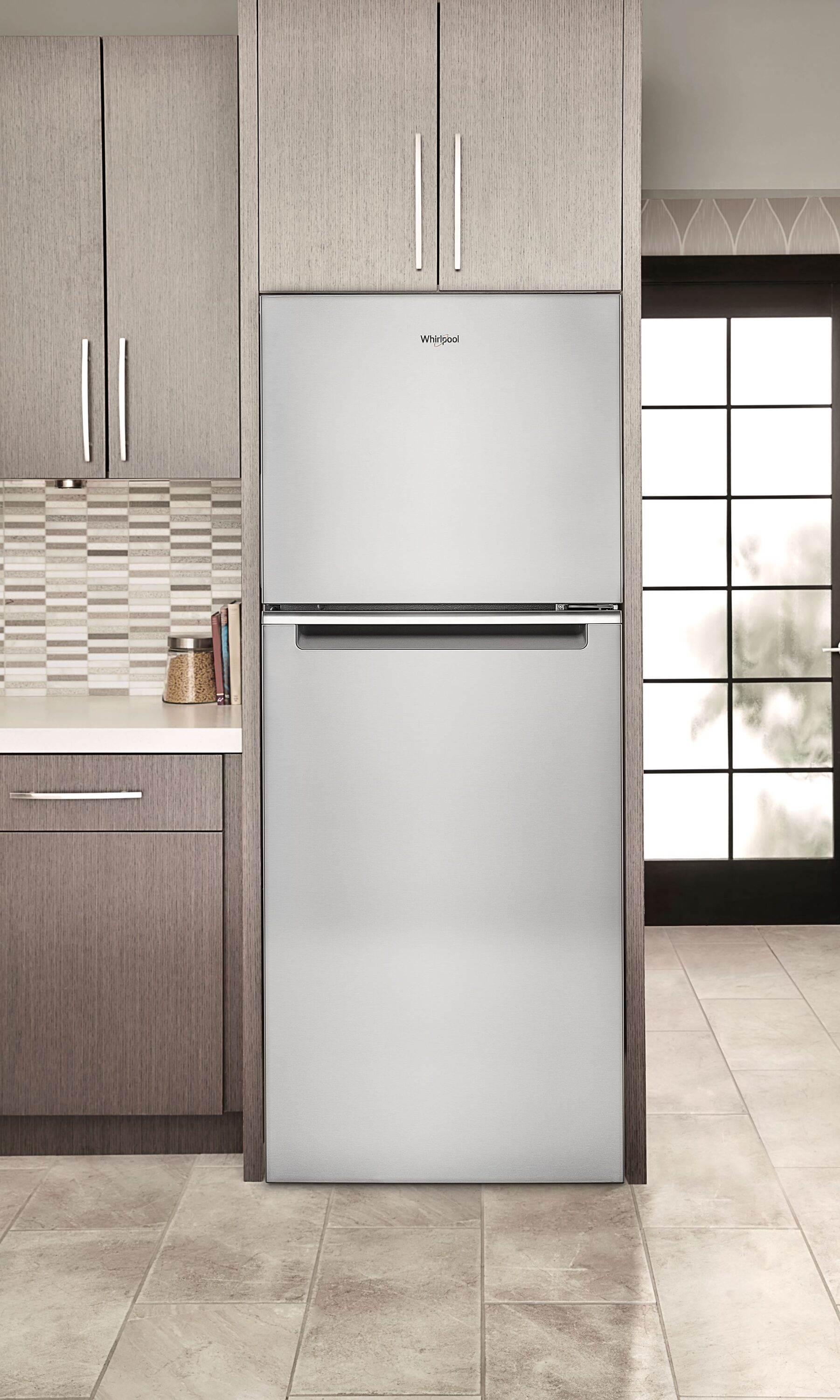 Refrigerador congelador superior de acero inoxidable resistente a huellas dactilares de 11.6 pies cúbicos de profundidad de mostrador - Whirlpool WRT312CZJZ