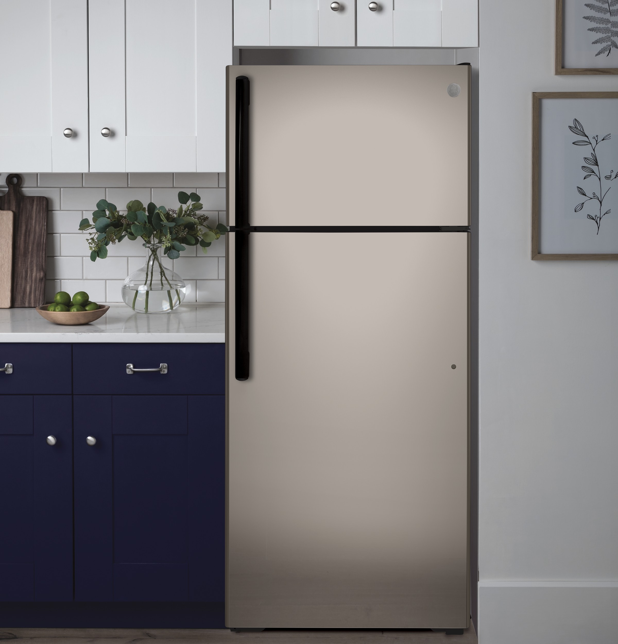 Refrigerador de 17.5 pies cúbicos con congelador superior (Plateado) Certificado ENERGY STAR