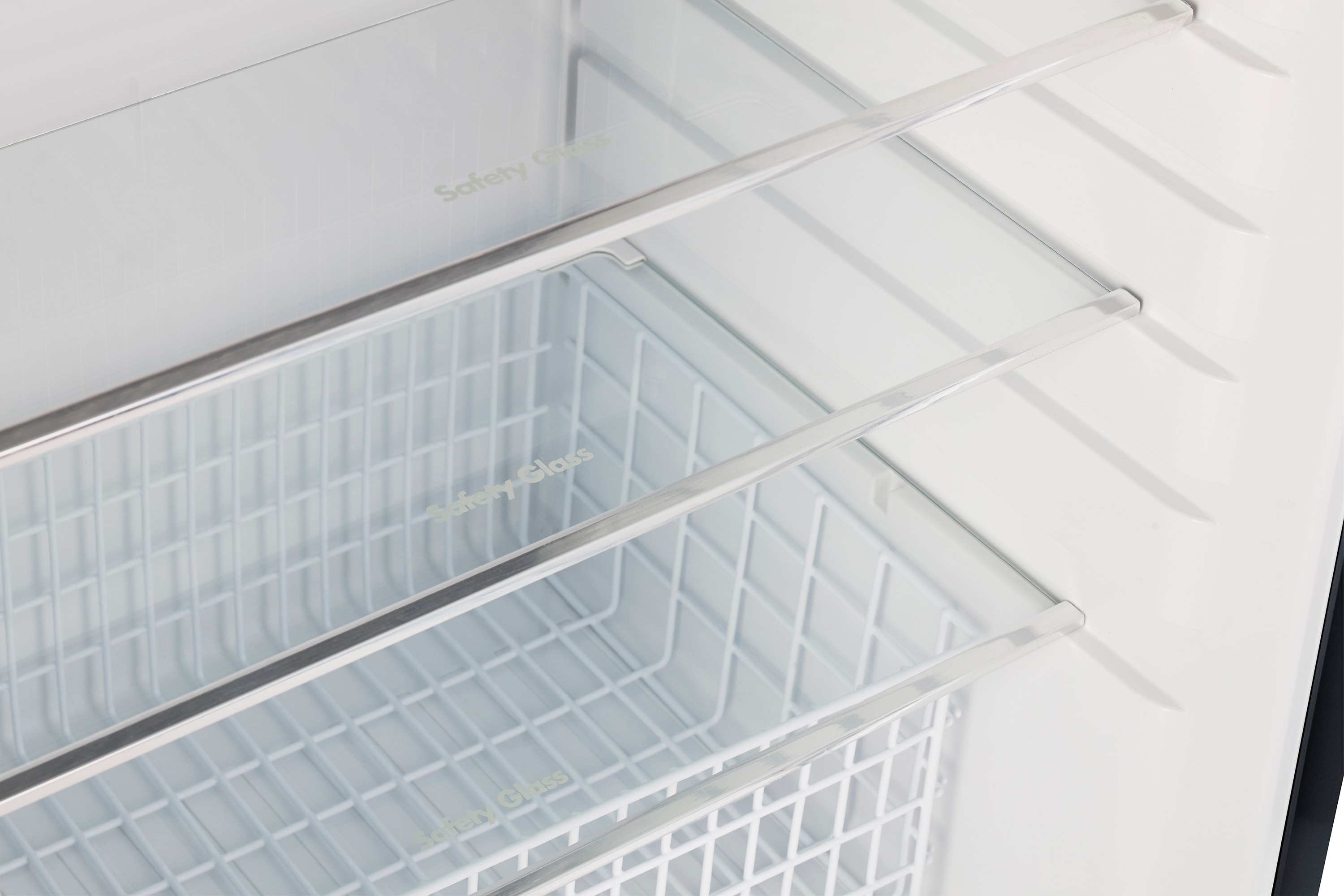 Refrigerador top con congelador único de 14 pies cúbicos sin conexión a la red eléctrica (Negro)