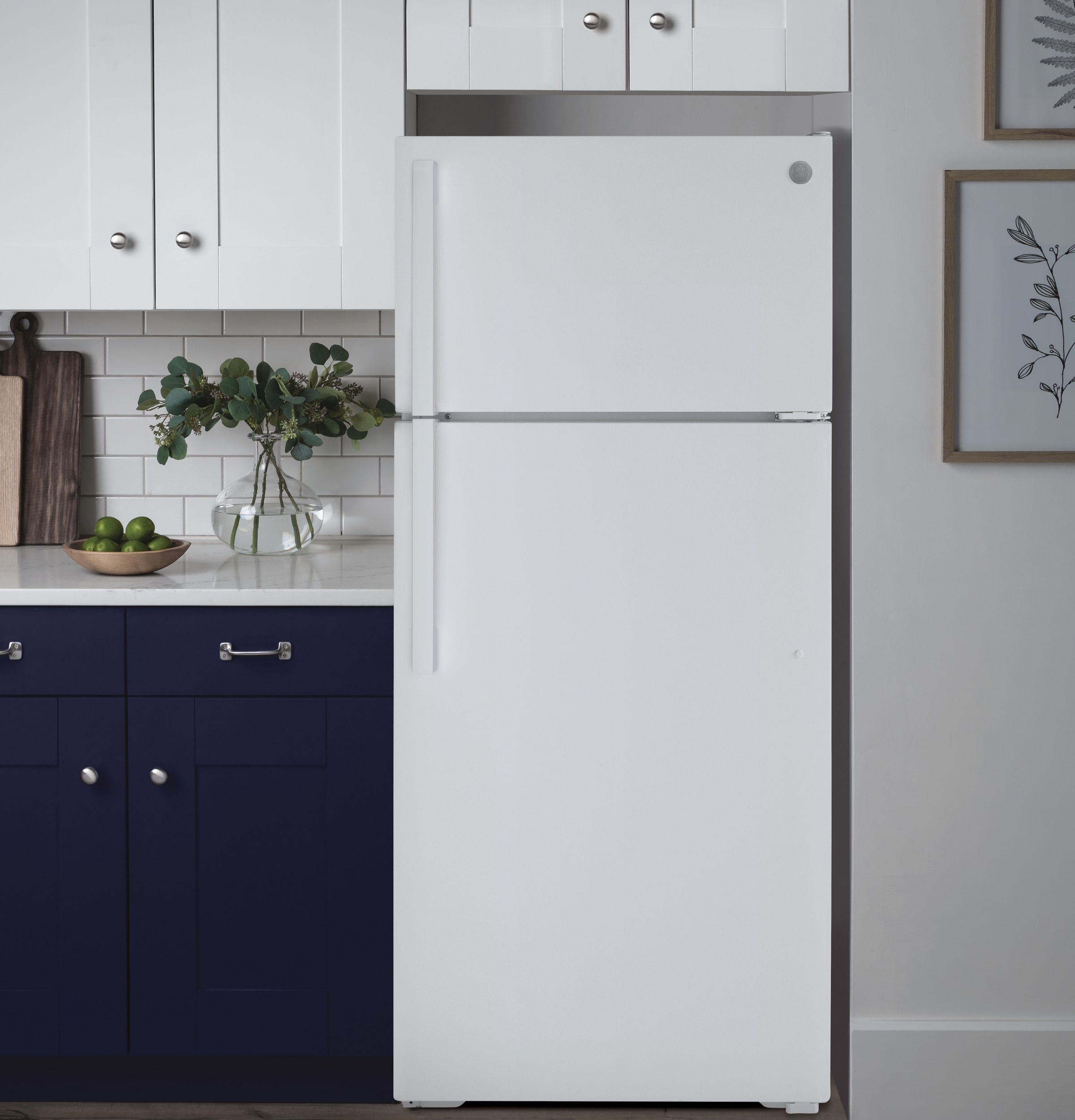 Refrigerador con congelador superior de 17.5 pies cúbicos con fabricador de hielo (blanco) certificado ENERGY STAR