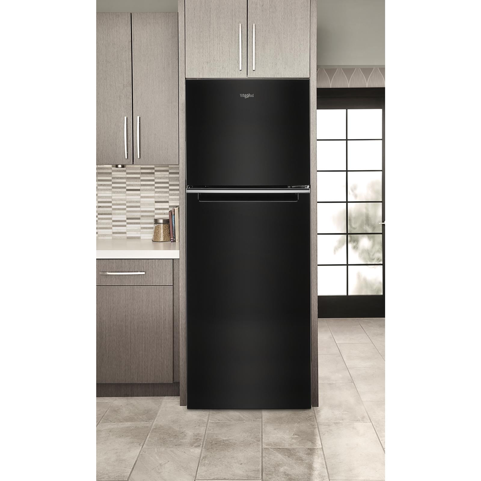 Refrigerador empotrado Whirlpool de 12.9 pies cúbicos, estilo tope, con congelador superior (negro) construido a la medida.