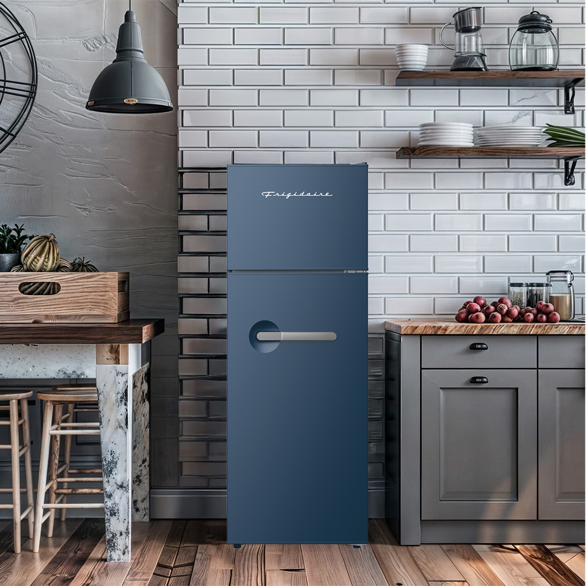 Refrigerador Frigidaire de 7.5 pies cúbicos con congelador superior de profundidad de mostrador (Azul) EFR768-AZURE