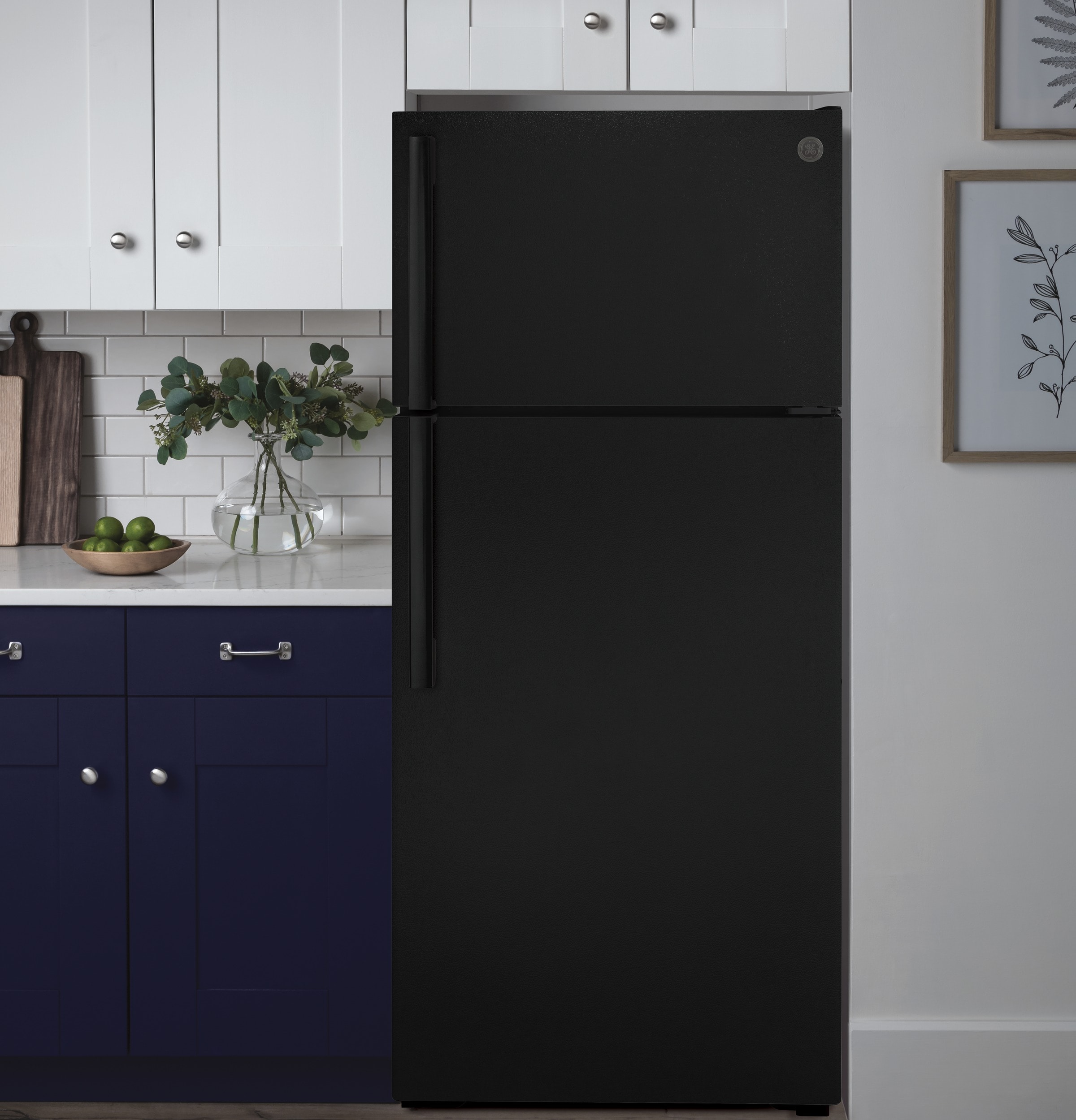 Refrigerador con congelador superior de 17.5 pies cúbicos con fabricador de hielo (negro) Certificado ENERGY STAR