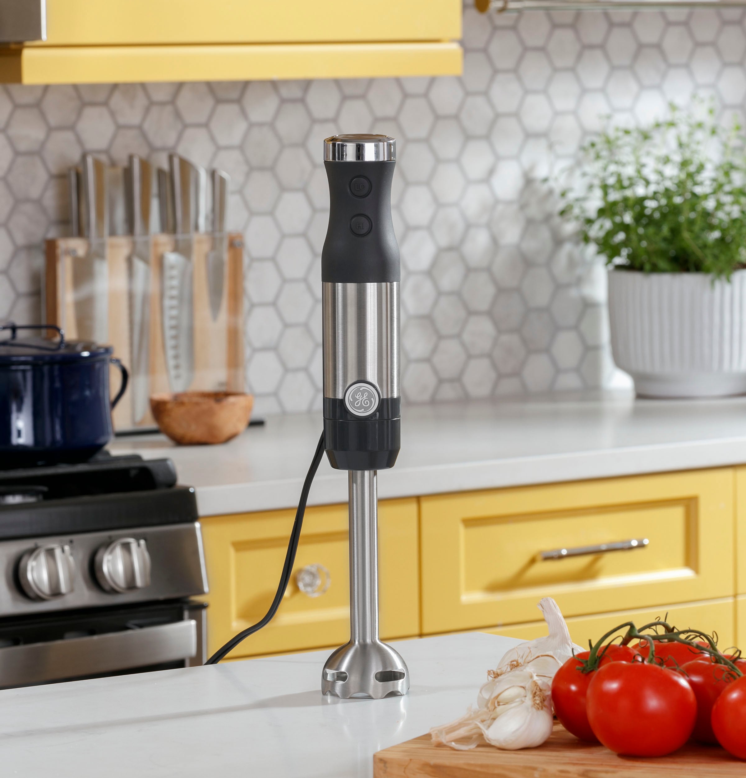 Licuadora de inmersión GE de 2 velocidades y 500 watts con vaso adicional (acero inoxidable)